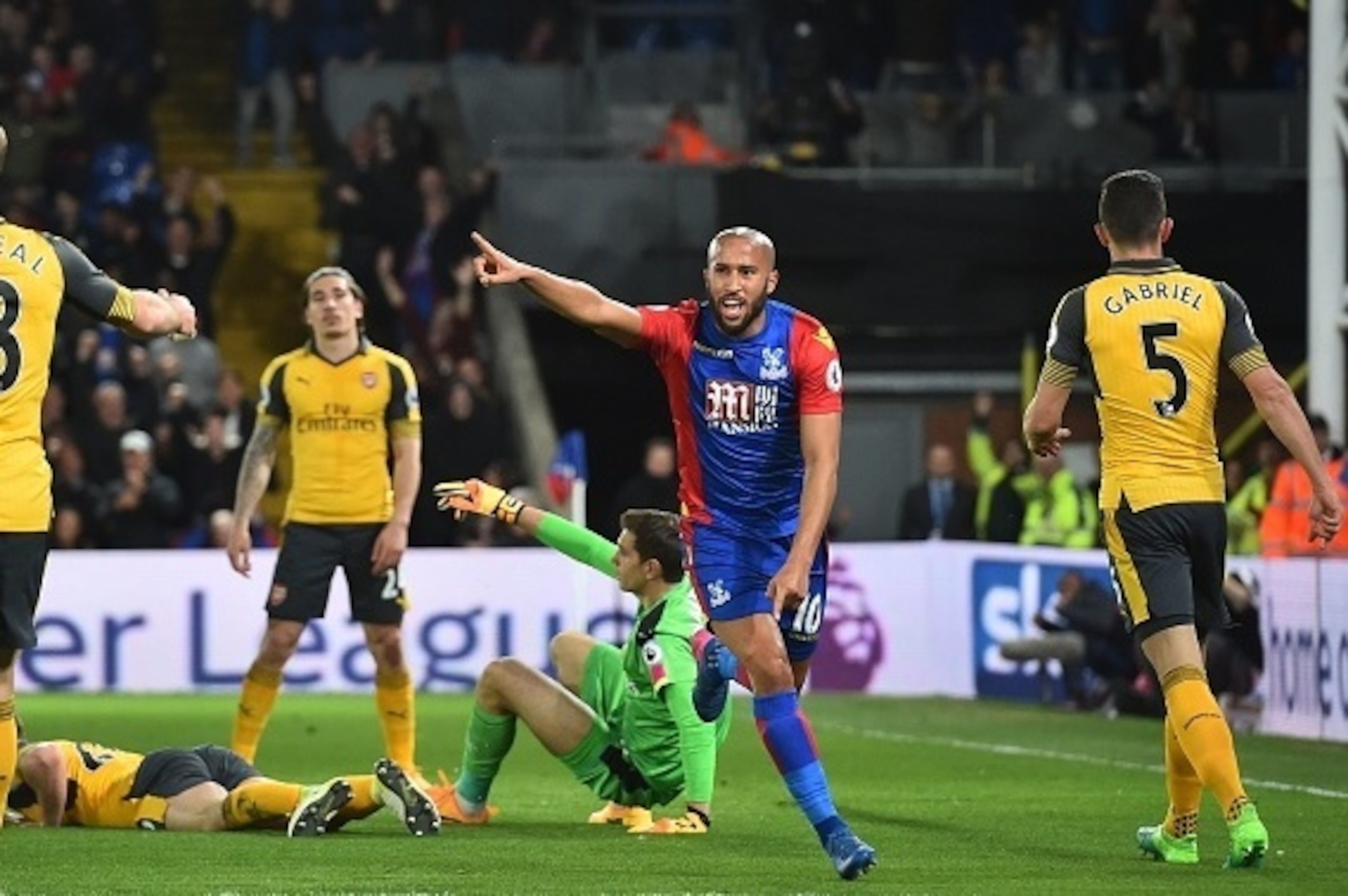 Crystal Palace's English midfielder Andros Townsend (2nd R) celebrates after scoring the opening goal of the English Premier League football match between Crystal Palace and Arsenal at Selhurst Park in south London on April 10, 2017. / AFP PHOTO / Glyn KI