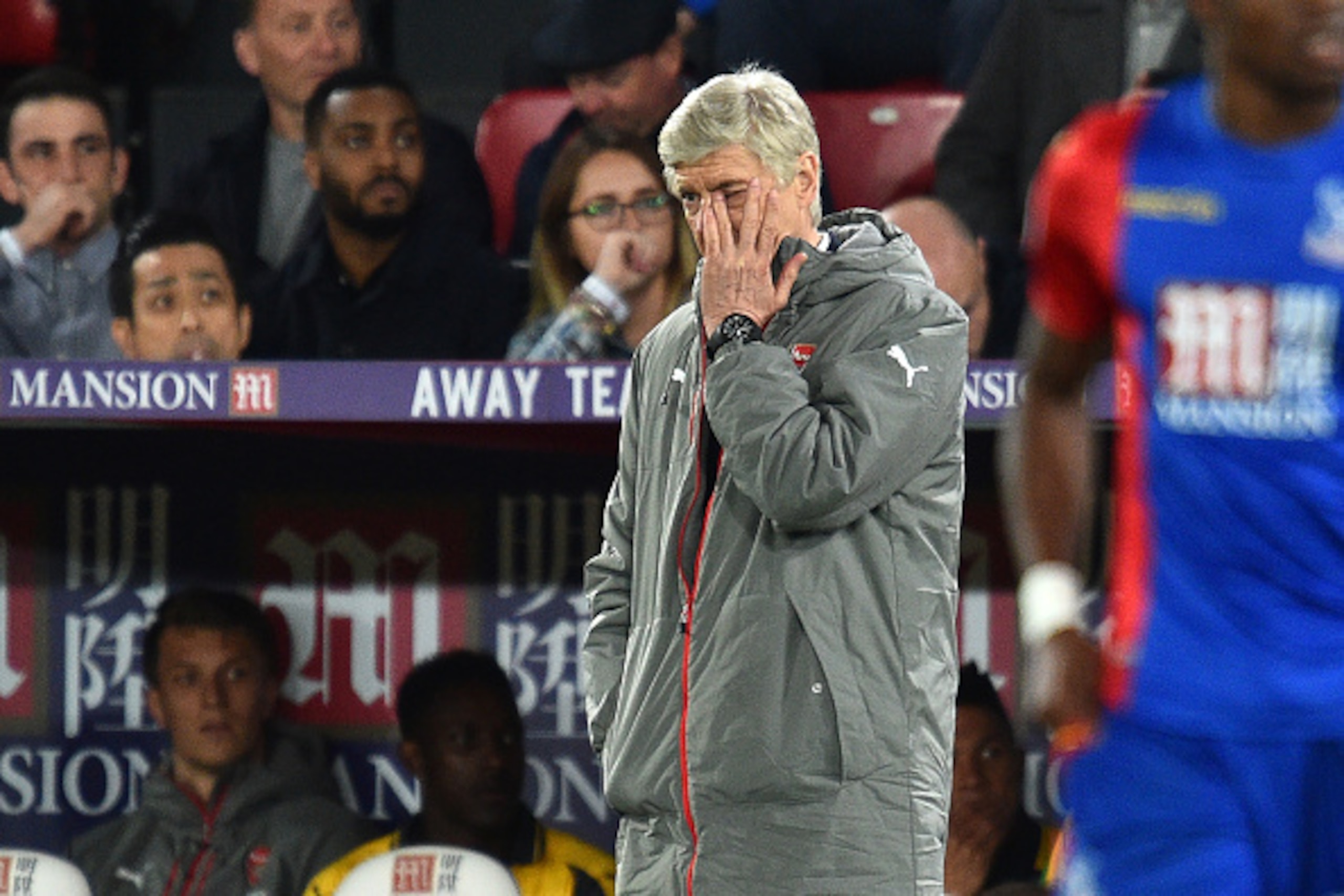 Arsenal's French manager Arsene Wenger watches from the touchline during the English Premier League football match between Crystal Palace and Arsenal at Selhurst Park in south London on April 10, 2017.
Crystal Palace won the game 3-0. / AFP PHOTO / Glyn K