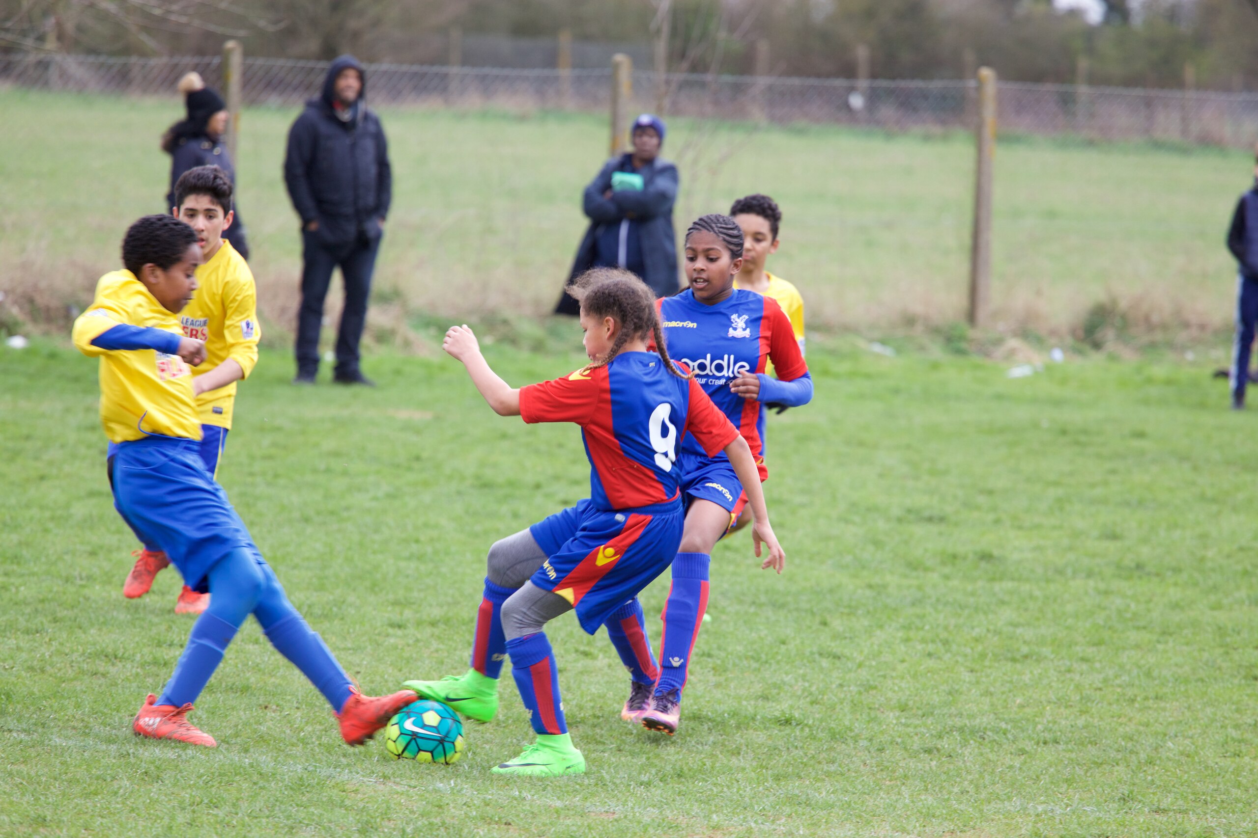 Lily Edwards challenges for a tackle, with Laila Malcolm in support