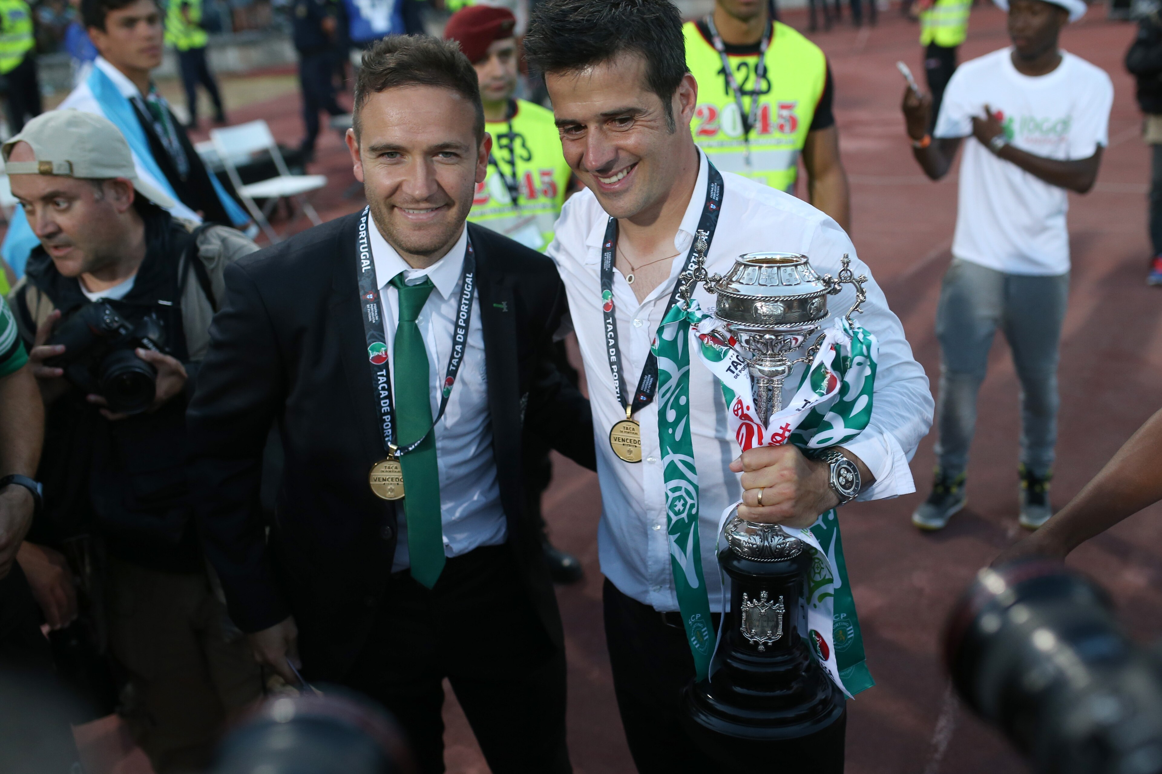 Marco Silva celebrates Sporting's 2015 Taca de Portugal win with Diego Capel.