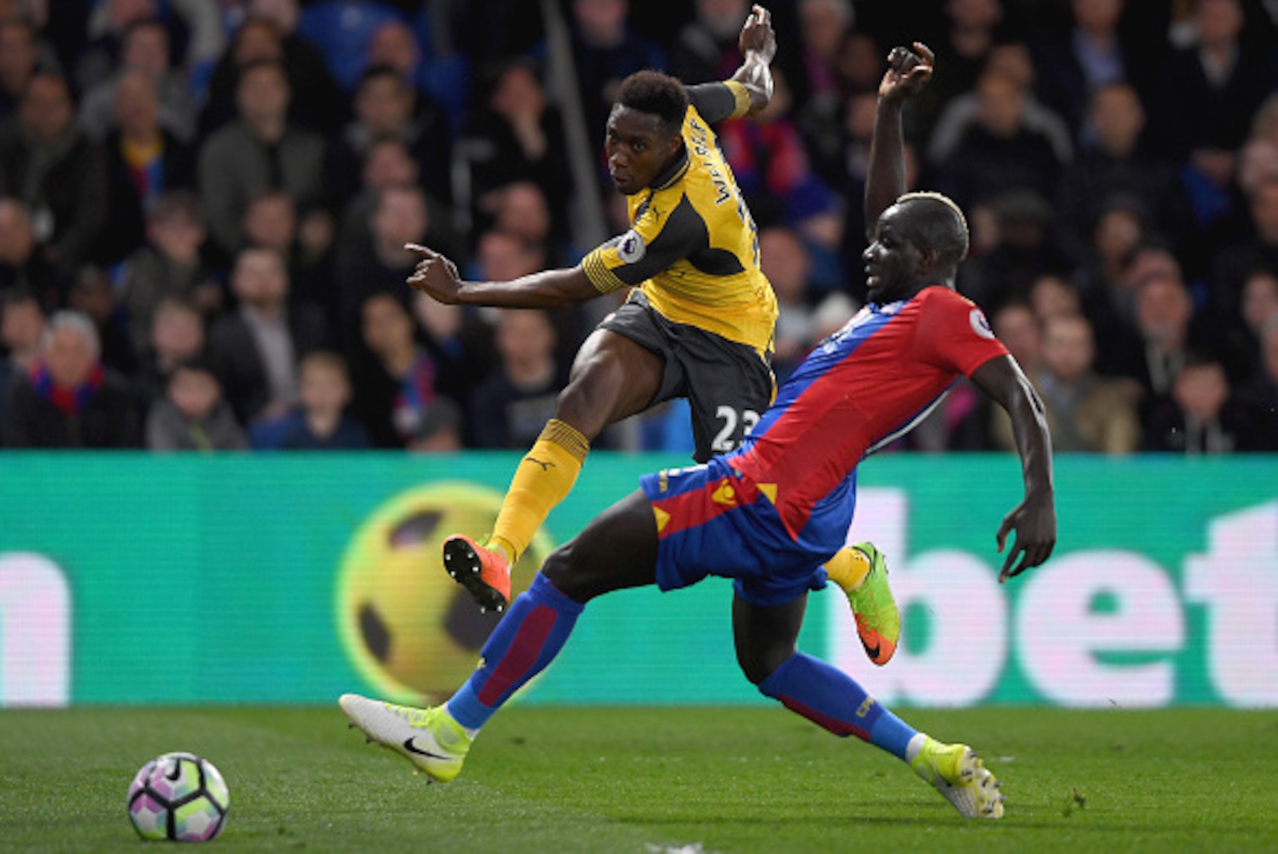 LONDON, ENGLAND - APRIL 10: Danny Welbeck of Arsenal shoots past Mamadou Sakho of Crystal Palace during the Premier League match between Crystal Palace and Arsenal at Selhurst Park on April 10, 2017 in London, England. (Photo by Mike Hewitt/Getty Images LONDON, ENGLAND - APRIL 10: Danny Welbeck of Arsenal shoots past Mamadou Sakho of Crystal Palace during the Premier League match between Crystal Palace and Arsenal at Selhurst Park on April 10, 2017 in London, England. (Photo by Mike Hewitt/Getty Images