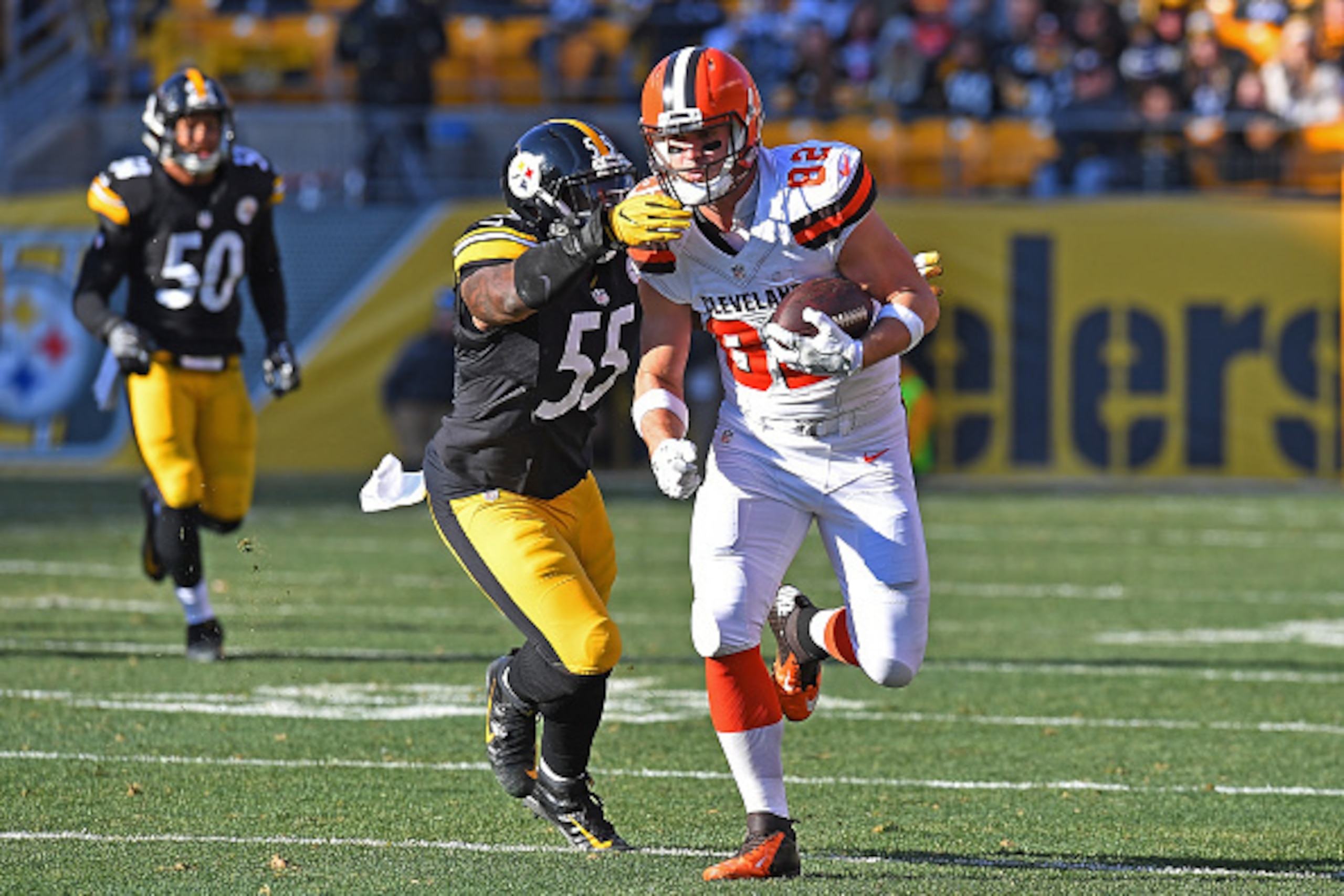 PITTSBURGH, PA - JANUARY 01:  Gary Barnidge #82 of the Cleveland Browns runs upfield after a catch in front of Arthur Moats #55 of the Pittsburgh Steelers in the first half during the game at Heinz Field on January 1, 2017 in Pittsburgh, Pennsylvania. (Ph