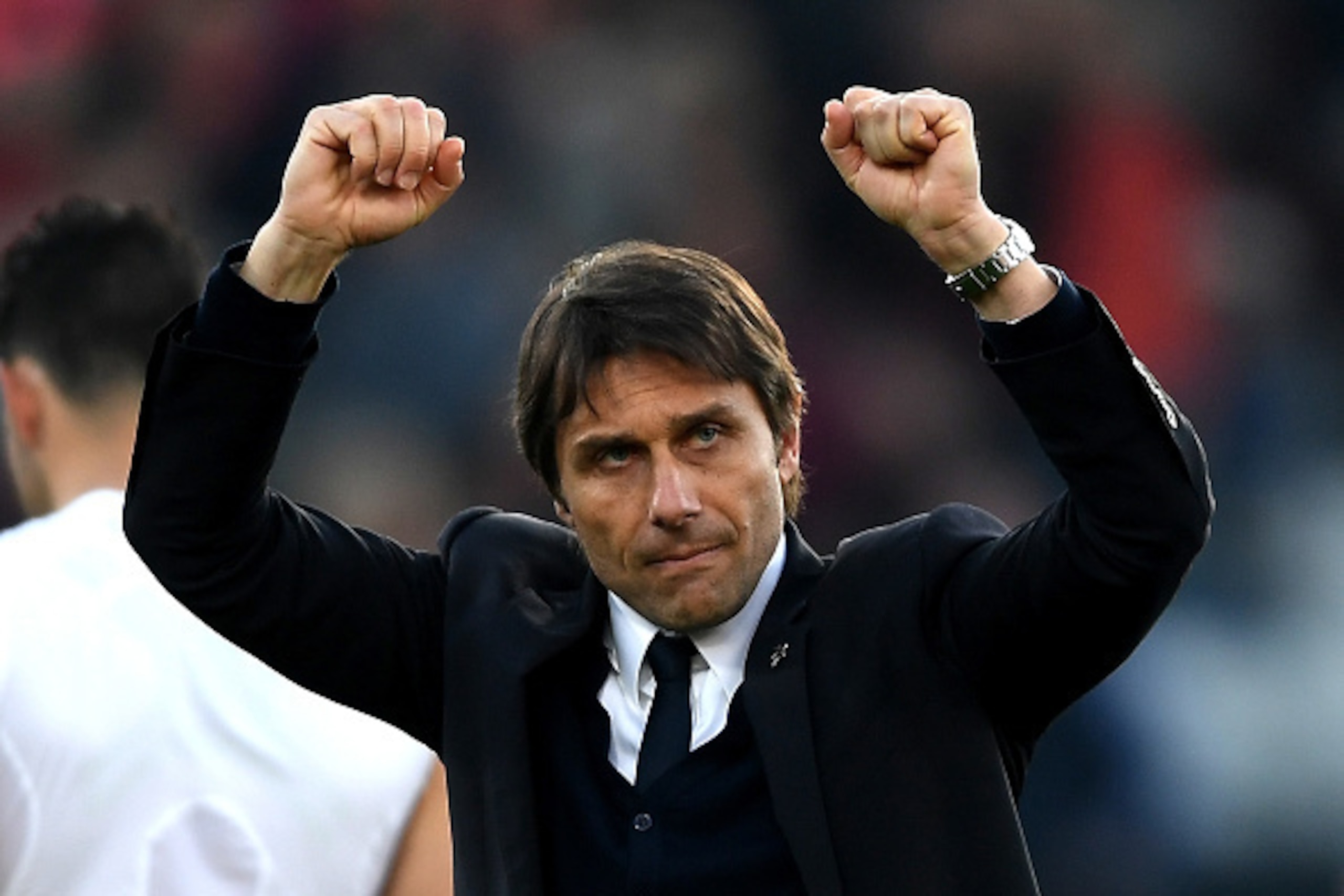 BOURNEMOUTH, ENGLAND - APRIL 08:  Antonio Conte, Manager of Chelsea shows appreciation to the fans after the Premier League match between AFC Bournemouth and Chelsea at Vitality Stadium on April 8, 2017 in Bournemouth, England.  (Photo by Mike Hewitt/Gett