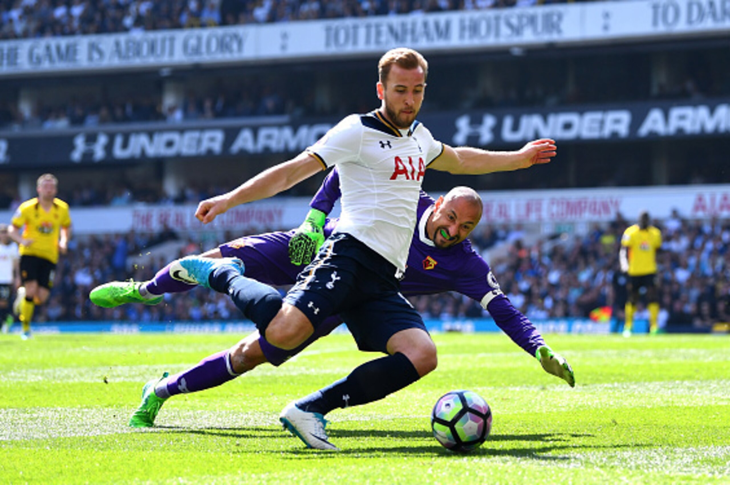 LONDON, ENGLAND - APRIL 08:  Harry Kane of Tottenham Hotspur attempts to score past Heurelho Gomes of Watford during the Premier League match between Tottenham Hotspur and Watford at White Hart Lane on April 8, 2017 in London, England.  (Photo by Dan Mull