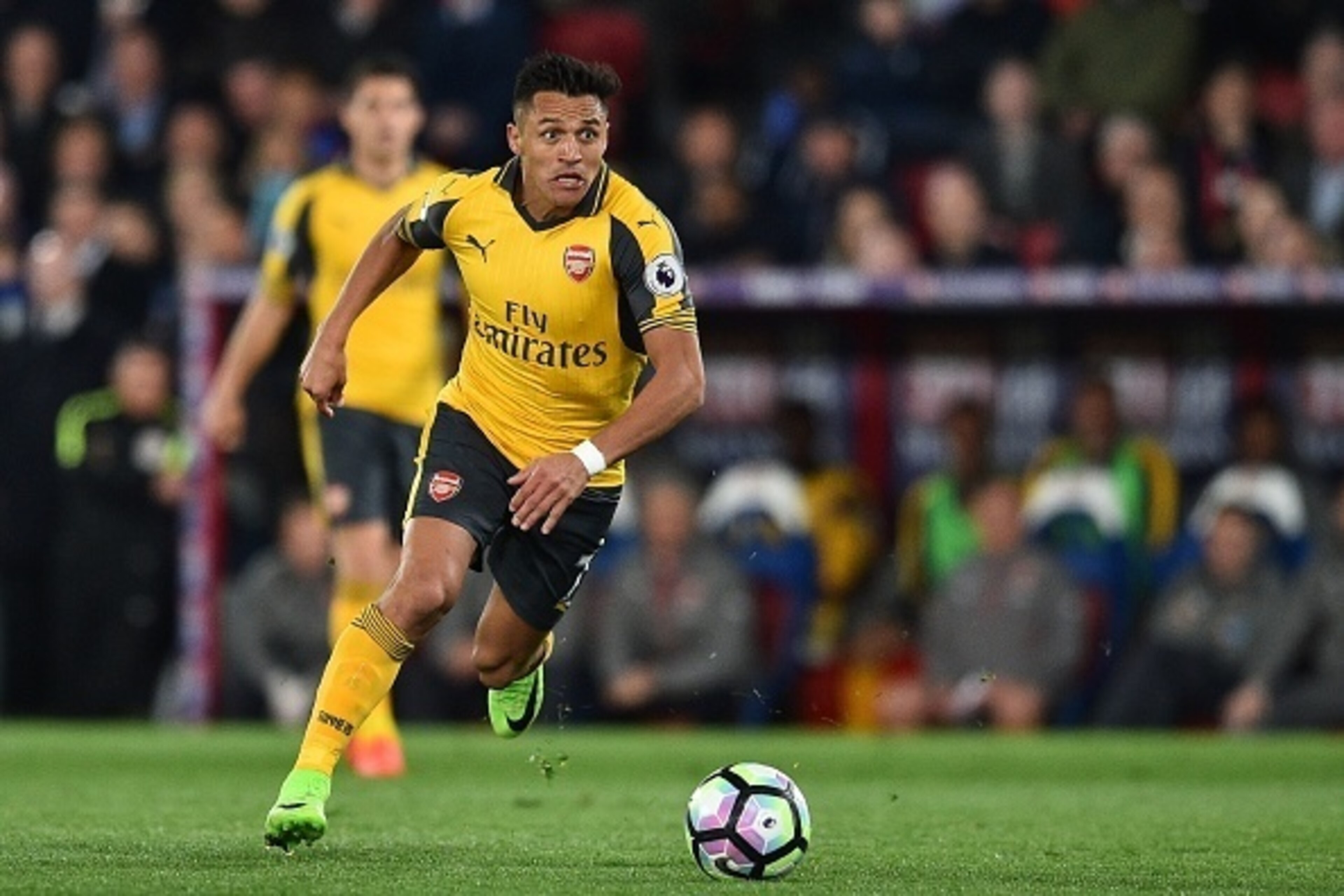 Arsenal's Chilean striker Alexis Sanchez runs with the ball during the English Premier League football match between Crystal Palace and Arsenal at Selhurst Park in south London on April 10, 2017.
Crystal Palace won the game 3-0. / AFP PHOTO / Glyn KIRK / 