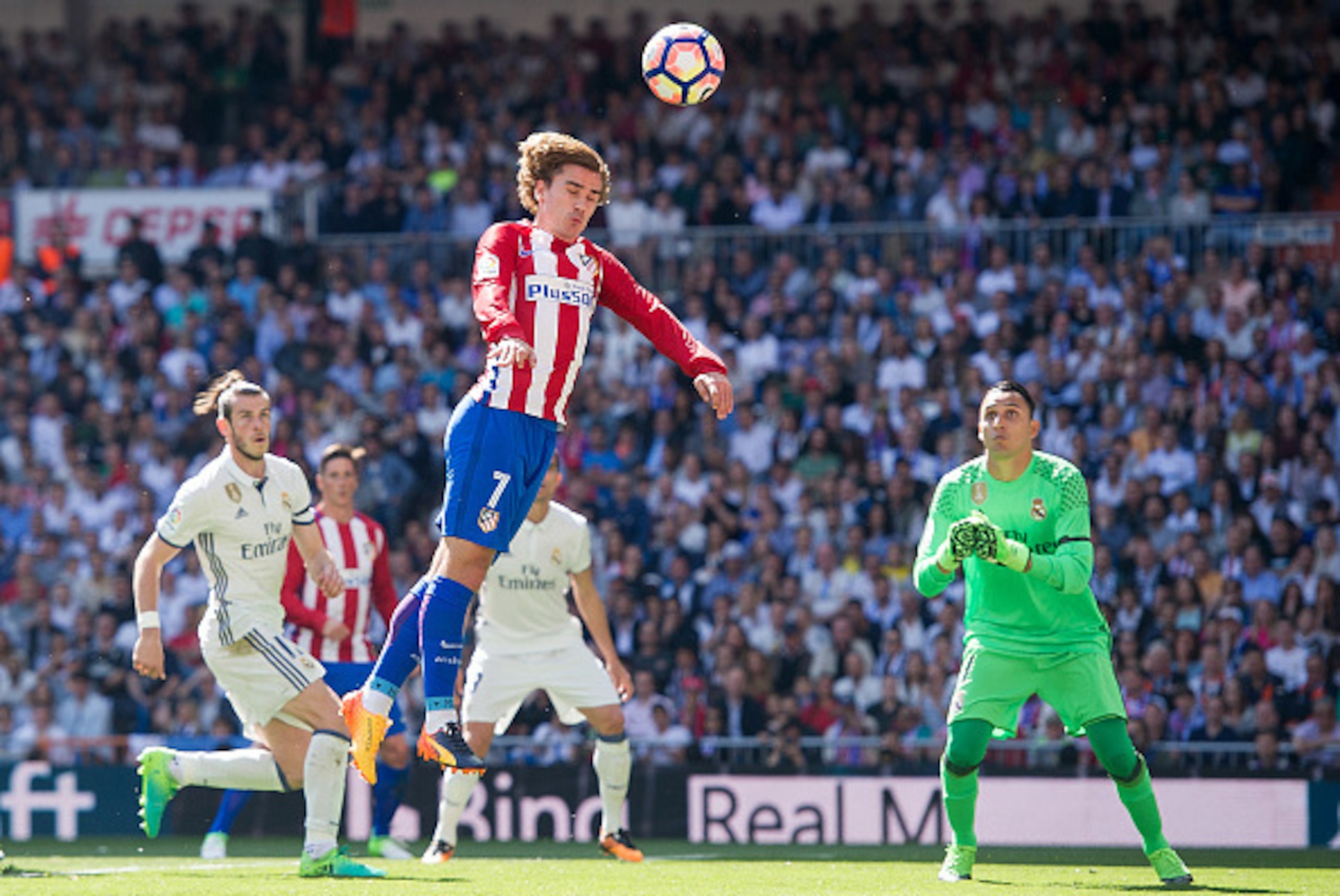MADRID, SPAIN - APRIL 08: Antoine Greizmann of Club Atletico de Madrid heads the ball during the La Liga match between Real Madrid CF and Club Atletico de Madrid at Bernabeu on April 8, 2017 in Madrid, Spain. (Photo by Denis Doyle/Getty Images) MADRID, SPAIN - APRIL 08: Antoine Greizmann of Club Atletico de Madrid heads the ball during the La Liga match between Real Madrid CF and Club Atletico de Madrid at Bernabeu on April 8, 2017 in Madrid, Spain. (Photo by Denis Doyle/Getty Images)