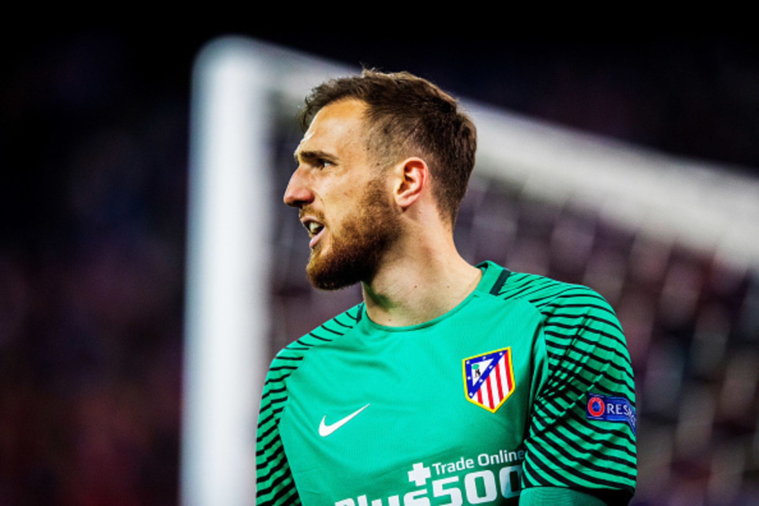 MADRID, SPAIN - MARCH 15: Atletico goalkeeper Jan Oblak is pictured during the UEFA Champions League Round of 16 second leg match between Atletico Madrid and Bayer Leverkusen at Vicente Calderon stadium on March 15, 2017 in Madrid, Spain.  (Photo by Vladi
