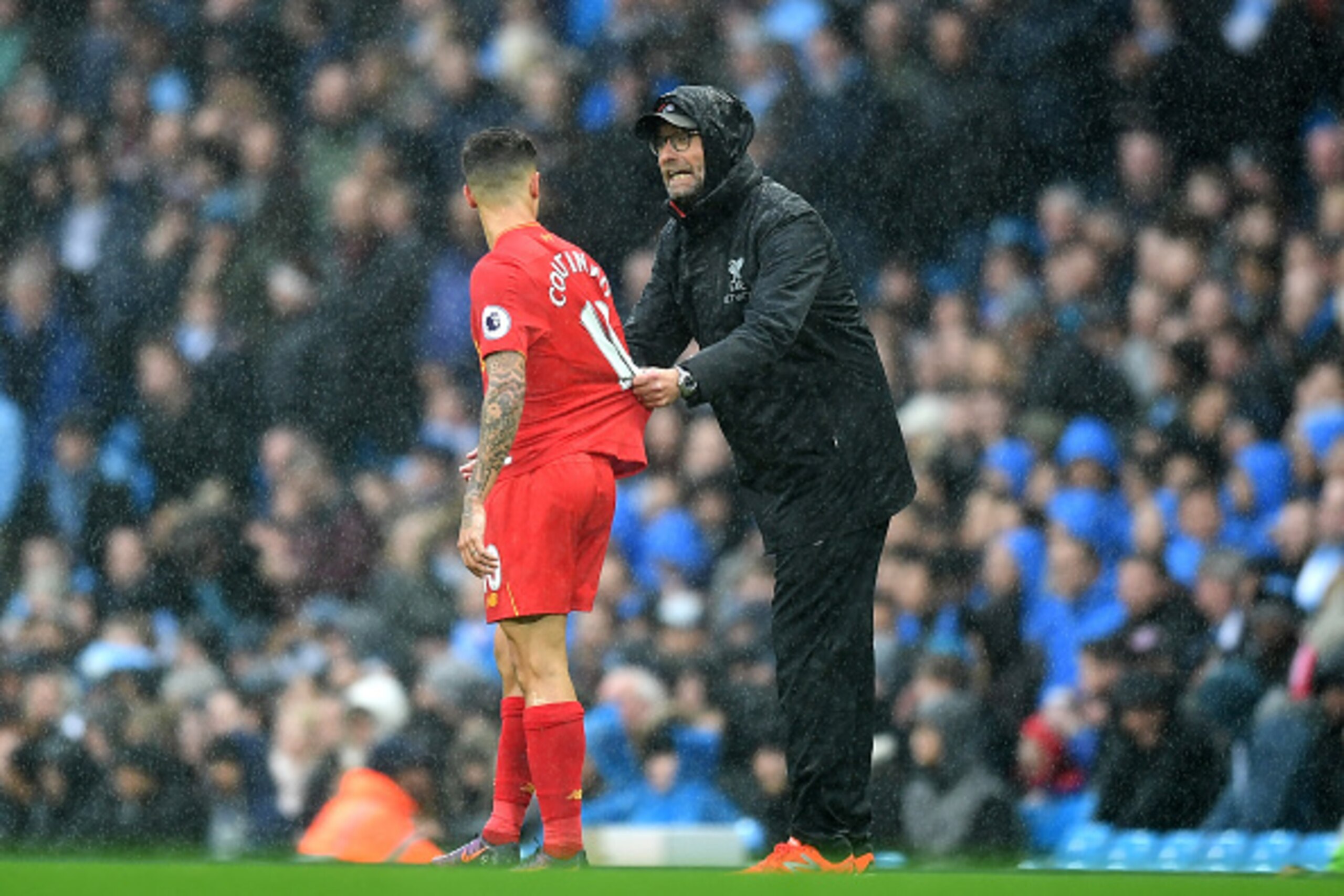 MANCHESTER, ENGLAND - MARCH 19: Jurgen Klopp, Manager of Liverpool (R) speaks to Philippe Coutinho of Liverpool (L) during the Premier League match between Manchester City and Liverpool at Etihad Stadium on March 19, 2017 in Manchester, England.  (Photo b