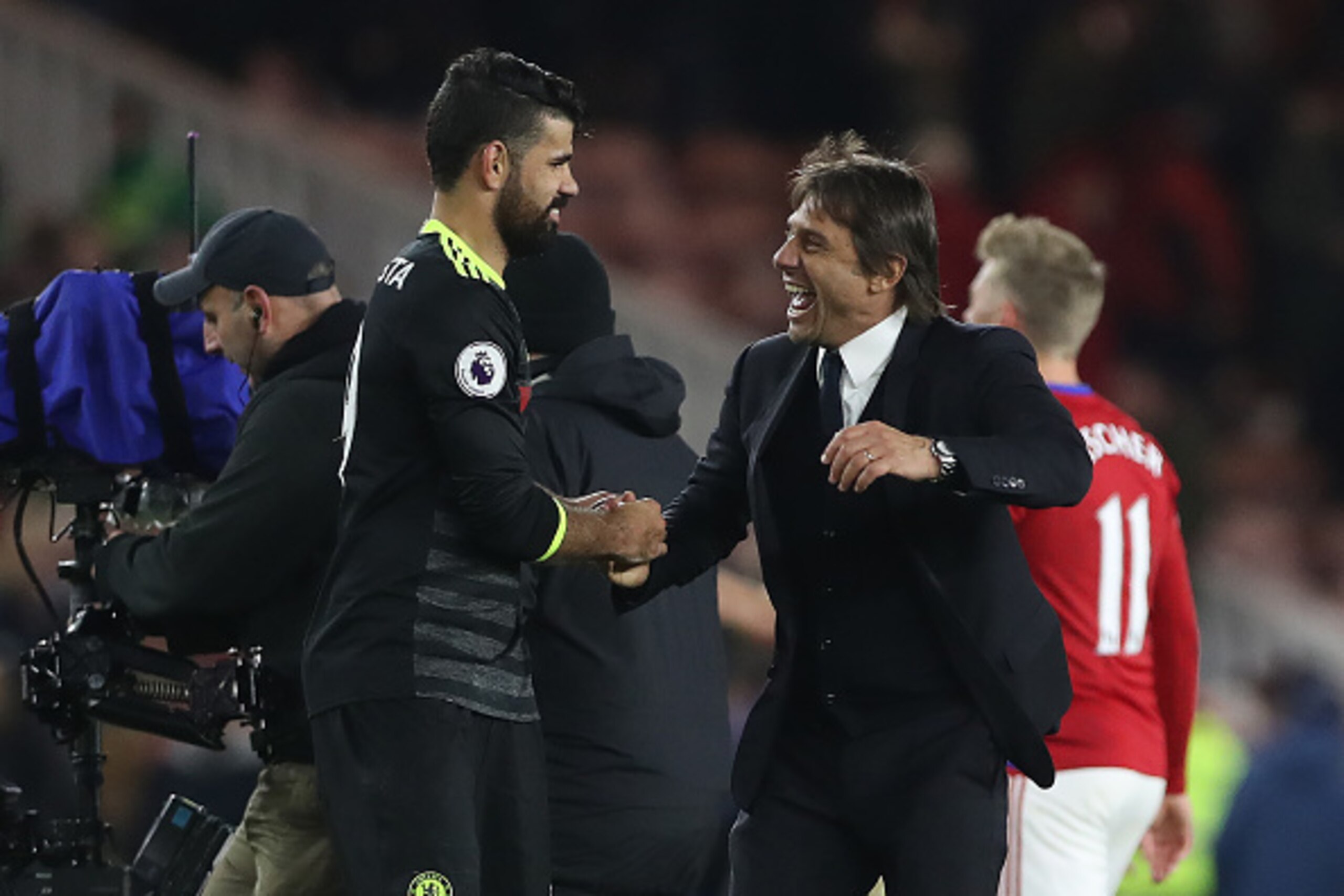 MIDDLESBROUGH, ENGLAND - NOVEMBER 20: Diego Costa of Chelsea celebrates with Chelsea manager Antonio Conte during the Premier League match between Middlesbrough and Chelsea at Riverside Stadium on November 20, 2016 in Middlesbrough, England. (Photo by Ian