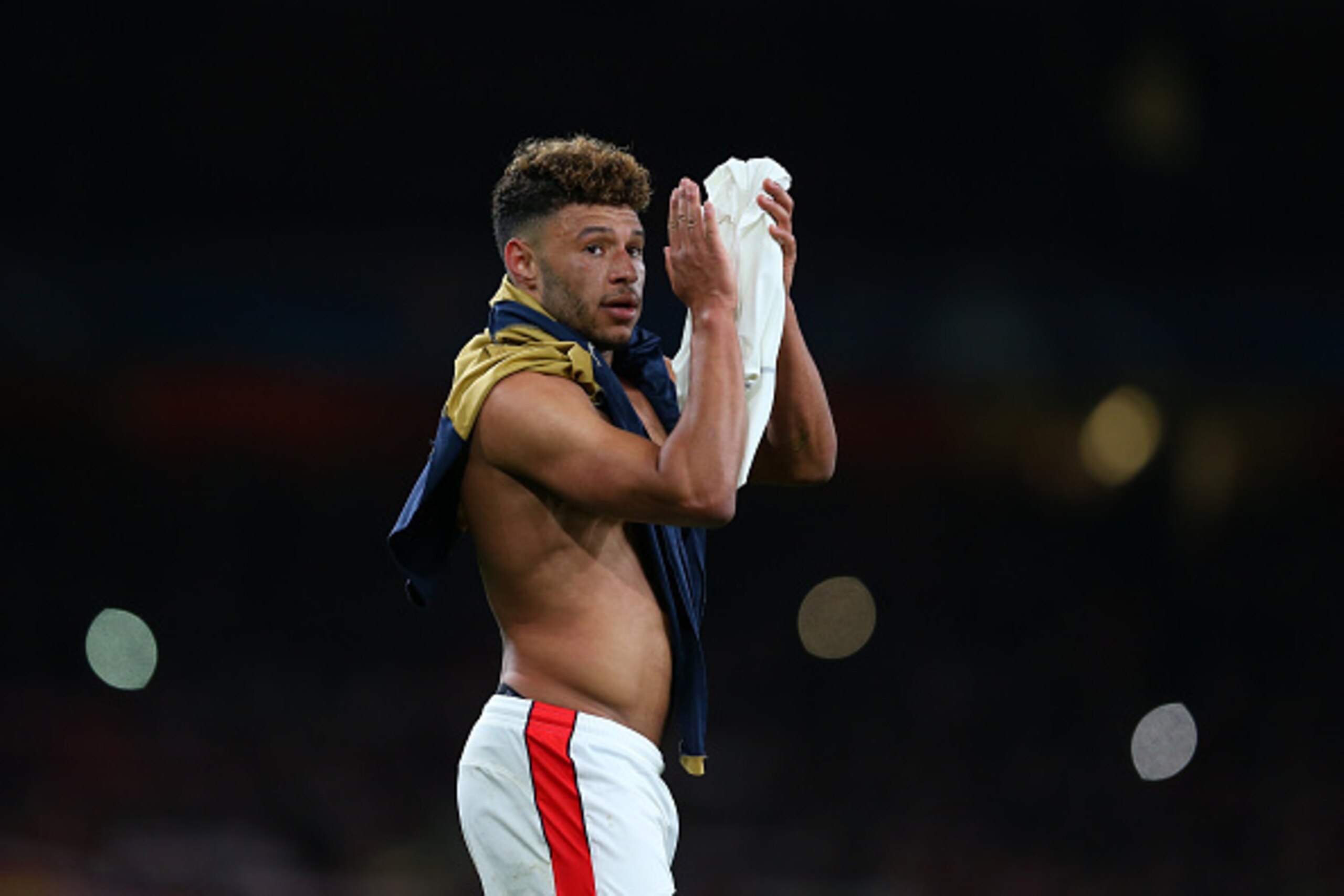 LONDON, ENGLAND - MARCH 07: Alex Oxlade-Chamberlain of Arsenal applauds during the UEFA Champions League Round of 16 second leg match between Arsenal FC and FC Bayern Muenchen at Emirates Stadium on March 7, 2017 in London, United Kingdom. (Photo by Cathe