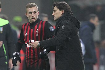 MILAN, ITALY - FEBRUARY 19:  AC Milan coach Vincenzo Montella issues instructions to his player Gerard Deulofeu during the Serie A match between AC Milan and ACF Fiorentina at Stadio Giuseppe Meazza on February 19, 2017 in Milan, Italy.  (Photo by Marco L