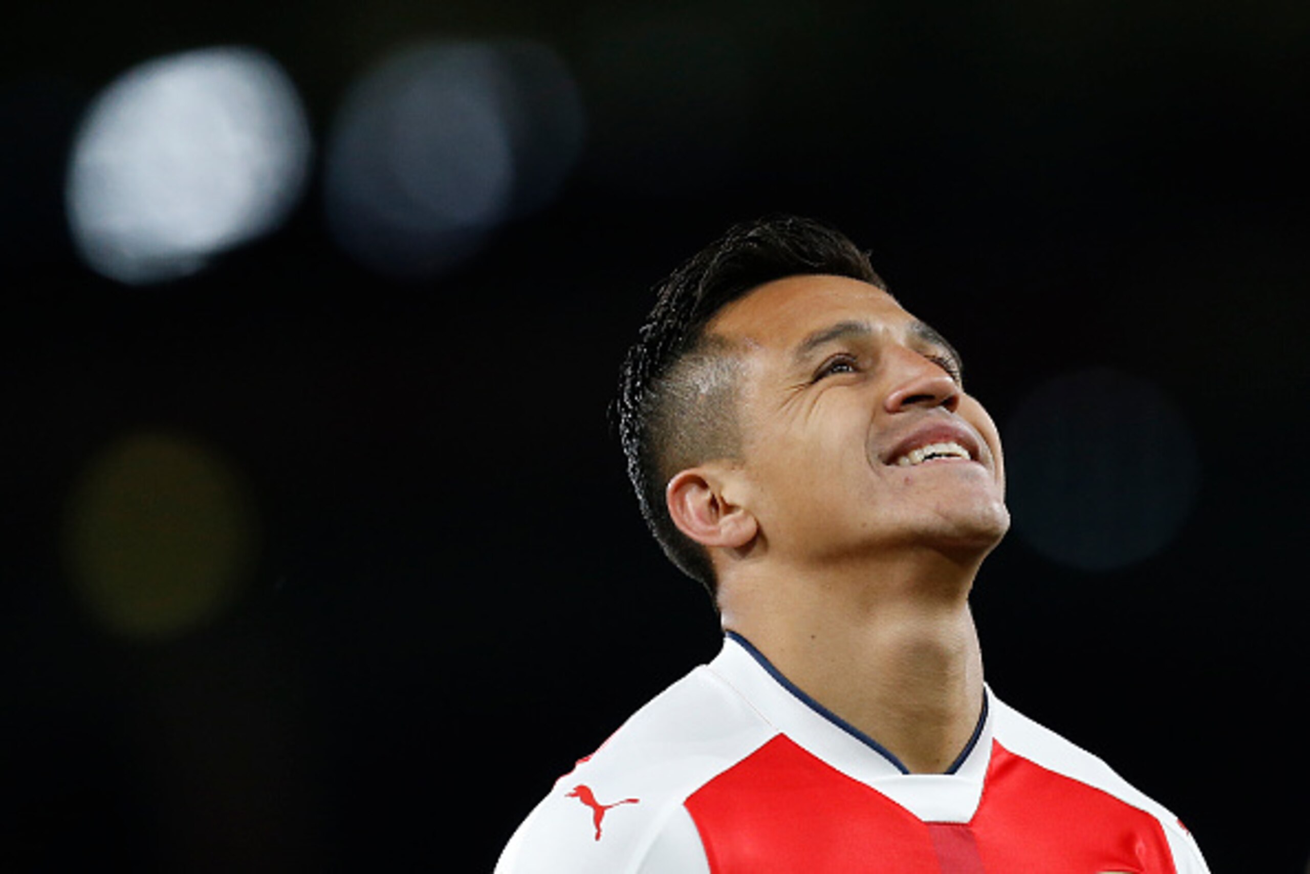 Arsenal's Chilean striker Alexis Sanchez reacts during the English Premier League football match between Arsenal and West Ham United at the Emirates Stadium in London on April 5, 2017. 
Arsenal won the match 3-0. / AFP PHOTO / Ian KINGTON / RESTRICTED TO 