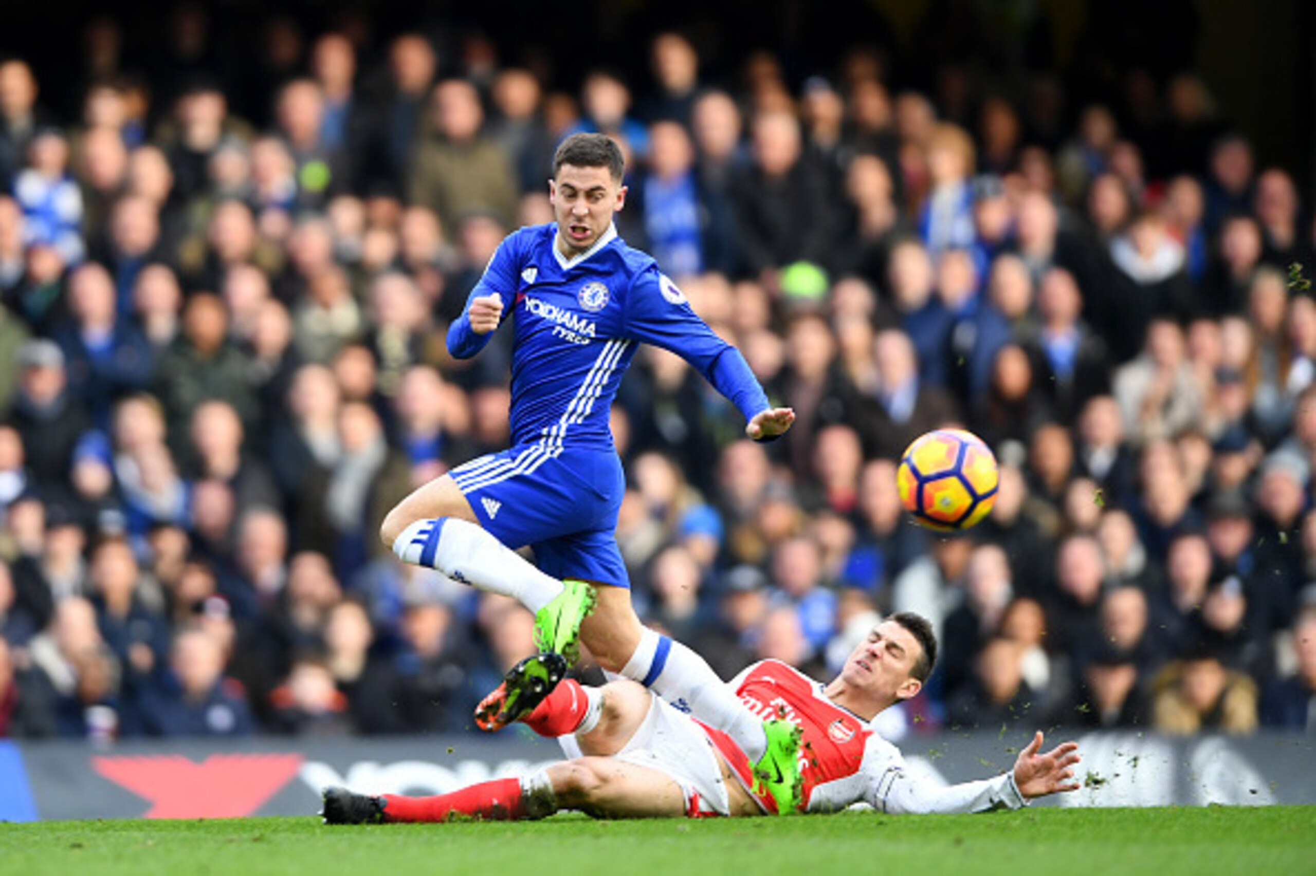 LONDON, ENGLAND - FEBRUARY 04:  Eden Hazard of Chelsea battles for the ball with Laurent Koscielny of Arsenal during the Premier League match between Chelsea and Arsenal at Stamford Bridge on February 4, 2017 in London, England.  (Photo by Mike Hewitt/Get