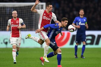 Schalke's German midfielder Leon Goretzka (R) and Ajax Amsterdam's Dutch midfielder Nick Viergever vie for the ball during the UEFA Europa League football match between Ajax Amsterdam and Schalke 04 on April 13, 2017 in Amsterdam, Netherlands. / AFP PHOTO