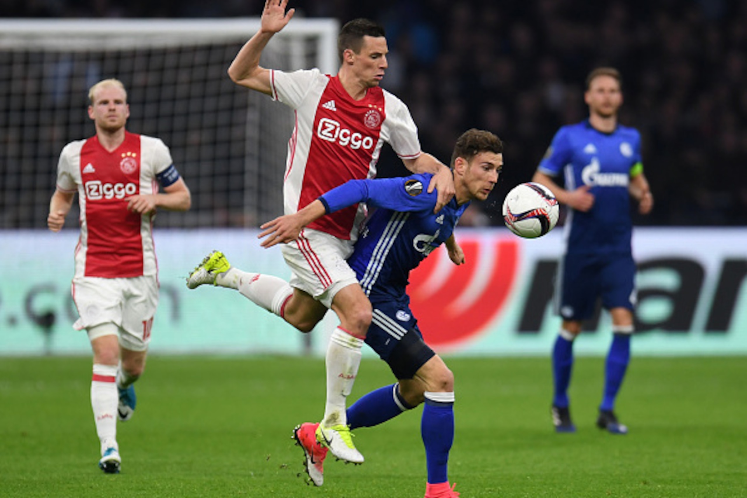 Schalke's German midfielder Leon Goretzka (R) and Ajax Amsterdam's Dutch midfielder Nick Viergever vie for the ball during the UEFA Europa League football match between Ajax Amsterdam and Schalke 04 on April 13, 2017 in Amsterdam, Netherlands. / AFP PHOTO