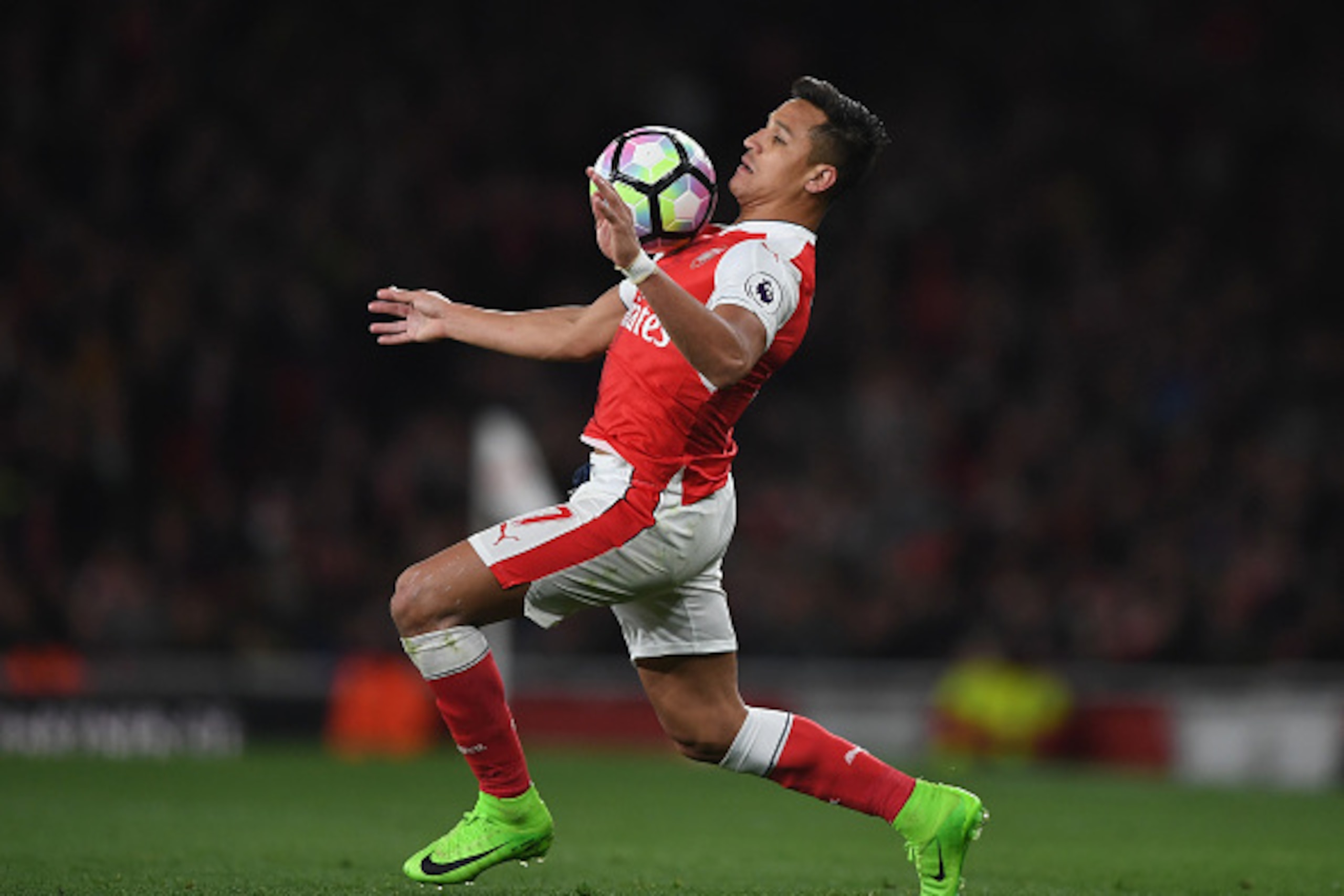 LONDON, ENGLAND - APRIL 05:  Alexis Sanchez of Arsenal controls the ball during the Premier League match between Arsenal and West Ham United at Emirates Stadium on April 5, 2017 in London, England.  (Photo by Shaun Botterill/Getty Images,)