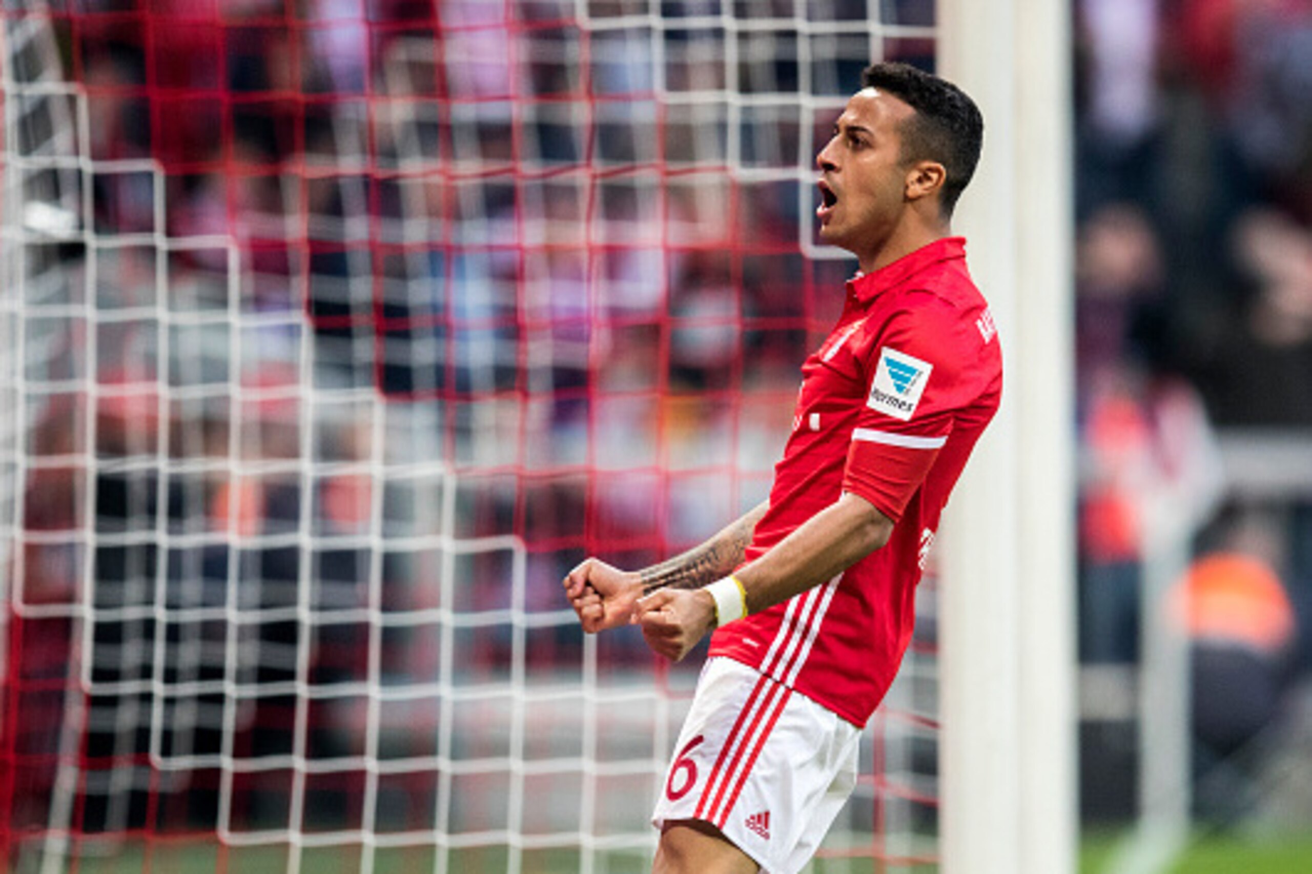 MUNICH, GERMANY - APRIL 08:  Thiago Alcantara of FC Bayern Muenchen celebrates during the Bundesliga match between Bayern Muenchen and Borussia Dortmund at Allianz Arena on April 8, 2017 in Munich, Germany.  (Photo by Boris Streubel/Getty Images)