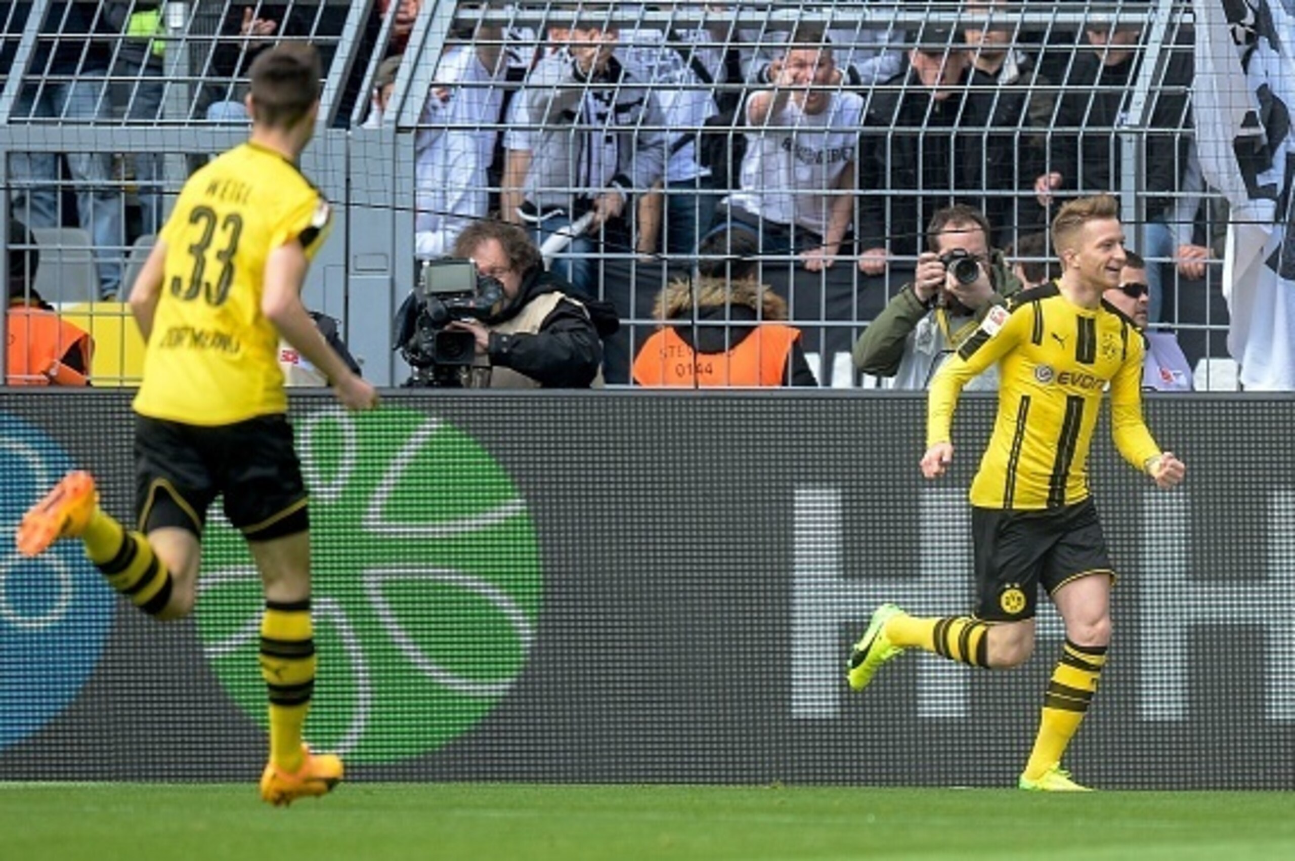 Dortmund's forward Marco Reus celebrates scoring during the German First division Bundesliga football match between Borussia Dortmund and Eintracht Frankfurt in Dortmund, western Germany, on April 15, 2017. / AFP PHOTO / Sascha Schuermann / RESTRICTIONS: 