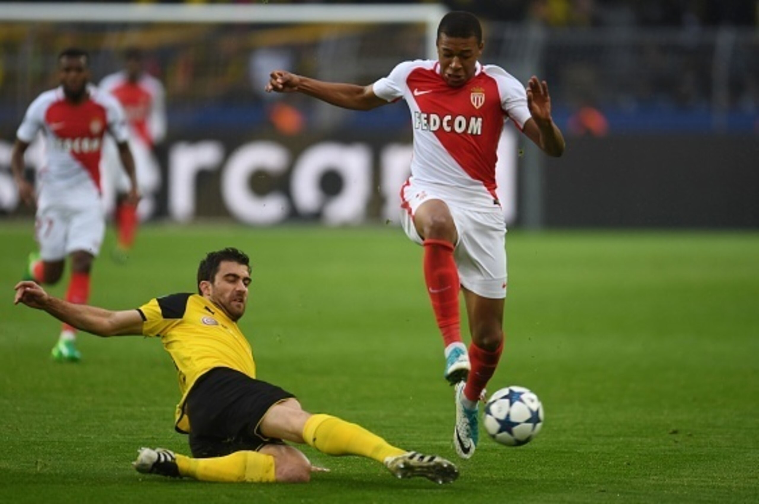 Monaco's French forward Kylian Mbappe Lottin (R) and Dortmund's Greek defender Sokratis vie for the ball during the UEFA Champions League 1st leg quarter-final football match BVB Borussia Dortmund v Monaco in Dortmund, western Germany on April 12, 2017.
T
