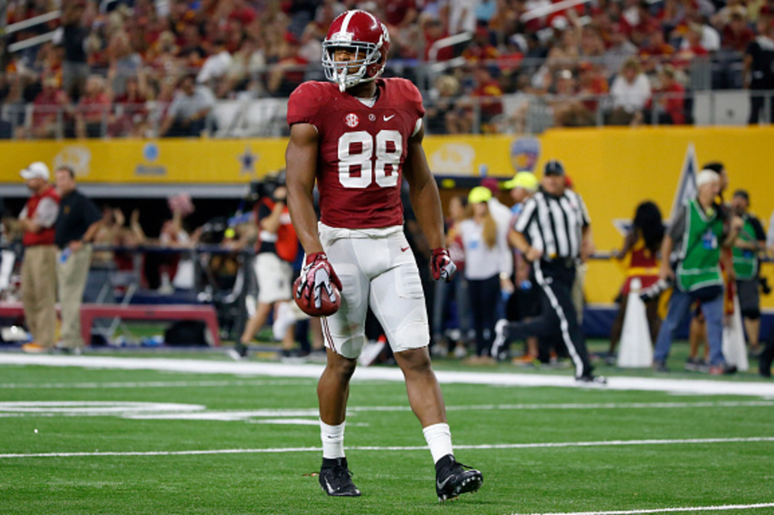 ARLINGTON, TX - SEPTEMBER 3: O.J. Howard #88 of the Alabama Crimson Tide reacts  at the Tide take on the USC Trojans in the second half during the AdvoCare Classic at AT&T Stadium on September 3, 2016 in Arlington, Texas. (Photo by Ron Jenkins/Getty Image