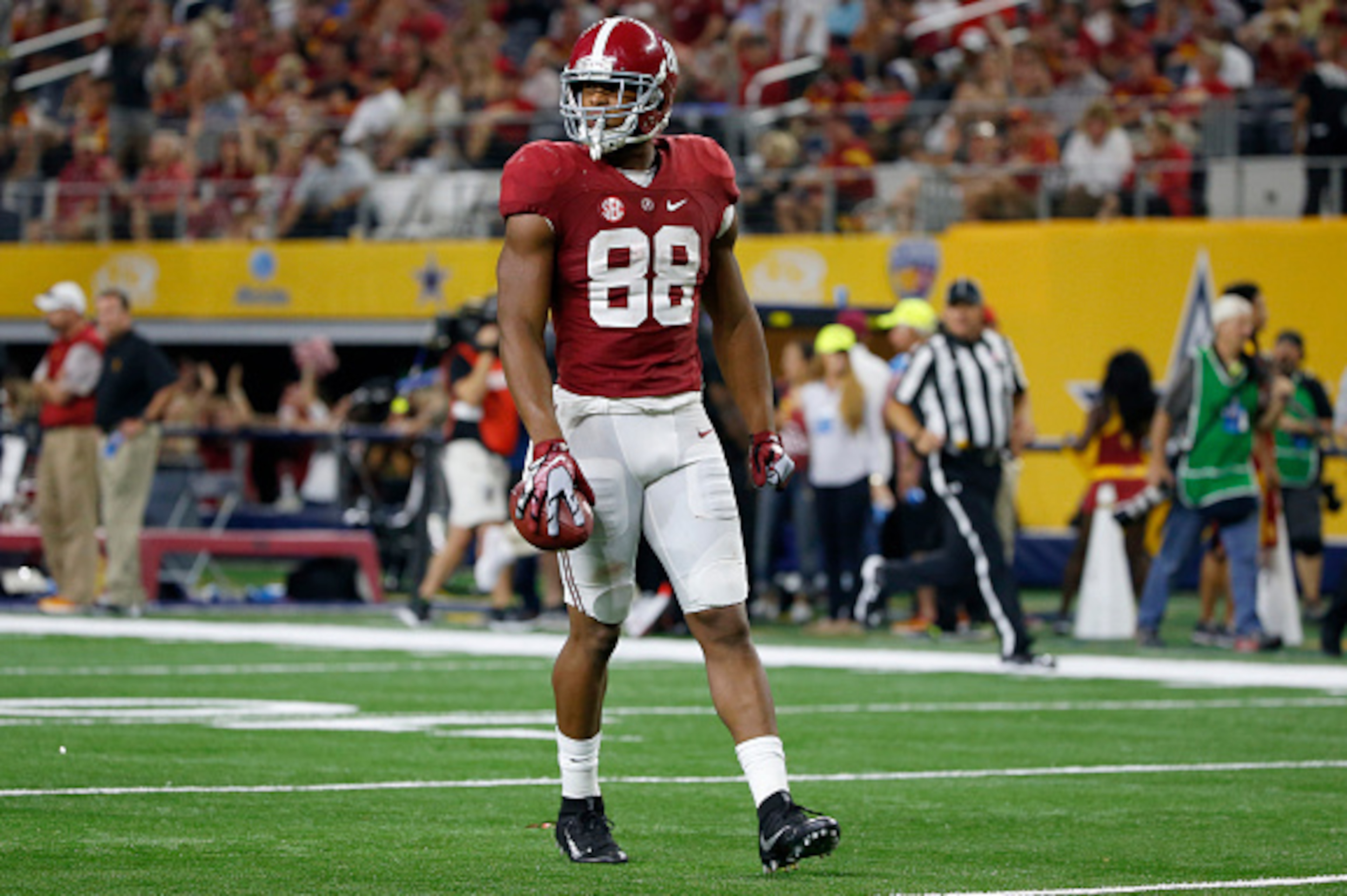 ARLINGTON, TX - SEPTEMBER 3: O.J. Howard #88 of the Alabama Crimson Tide reacts  at the Tide take on the USC Trojans in the second half during the AdvoCare Classic at AT&T Stadium on September 3, 2016 in Arlington, Texas. (Photo by Ron Jenkins/Getty Image