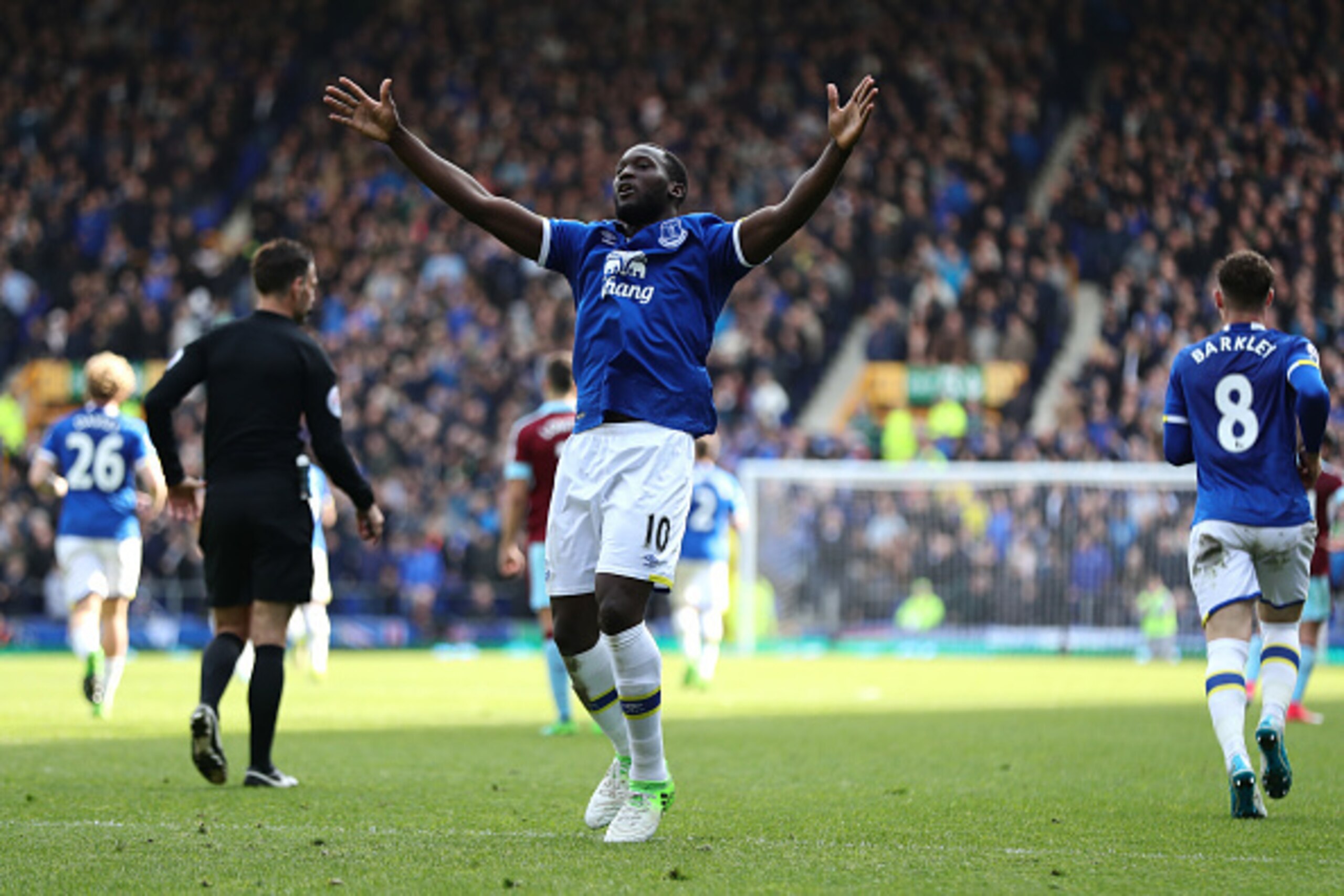 LIVERPOOL, ENGLAND - APRIL 15:  Romelu Lukaku of Everton celebrates scoring his team's third goal to make the score 3-1 during the Premier League match between Everton and Burnley at Goodison Park on April 15, 2017 in Liverpool, England.  (Photo by Chris 