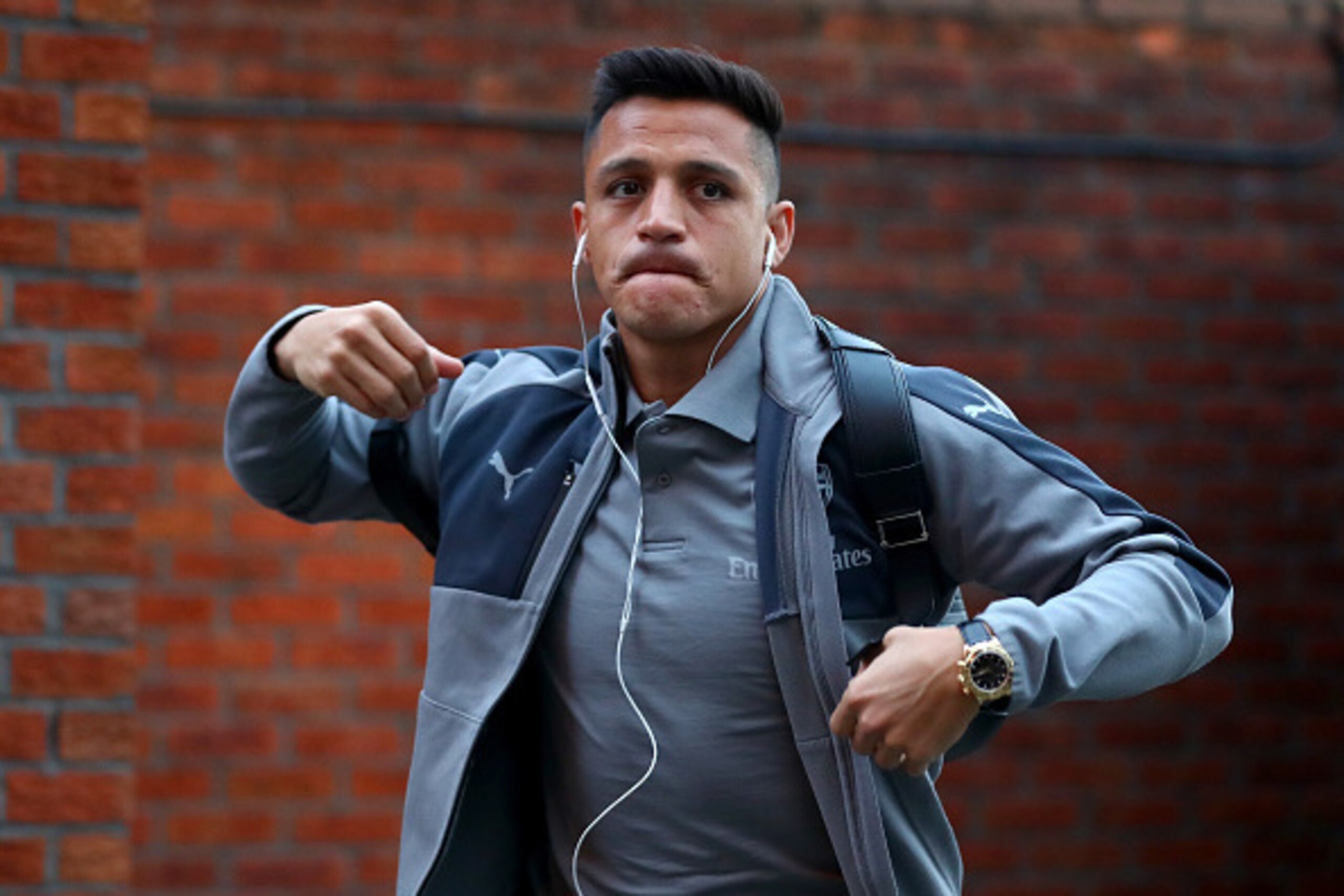 LONDON, ENGLAND - APRIL 10:  Alexis Sanchez of Arsenal arrives prior to the Premier League match between Crystal Palace and Arsenal at Selhurst Park on April 10, 2017 in London, England.  (Photo by Clive Rose/Getty Images)