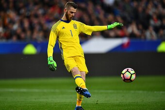 PARIS, FRANCE - MARCH 28:  David de Gea of Spain passes the ball during the International Friendly match between France and Spain at the Stade de France on March 28, 2017 in Paris, France. (Photo by Dan Mullan/Getty Images)