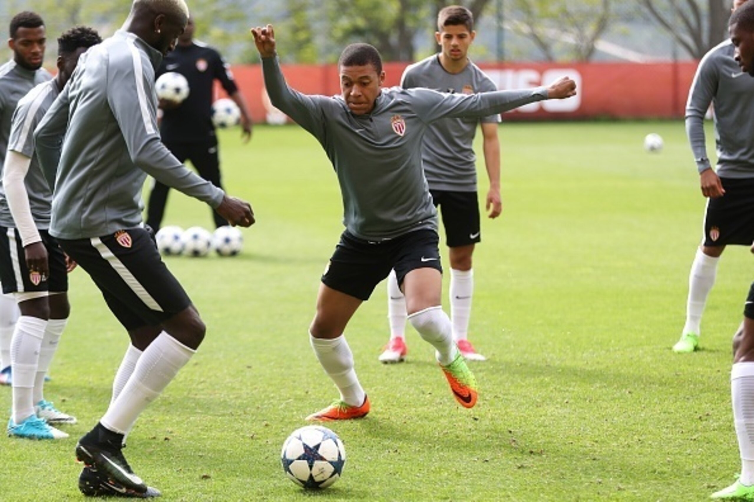 Monaco's French forward Kylian Mbappe Lottin takes part in a training session at the Louis II stadium in Monaco on April 18, 2017, on the eve of their UEFA Champions League football match Monaco against Dortmund. / AFP PHOTO / VALERY HACHE (Photo c Monaco's French forward Kylian Mbappe Lottin takes part in a training session at the Louis II stadium in Monaco on April 18, 2017, on the eve of their UEFA Champions League football match Monaco against Dortmund. / AFP PHOTO / VALERY HACHE (Photo c