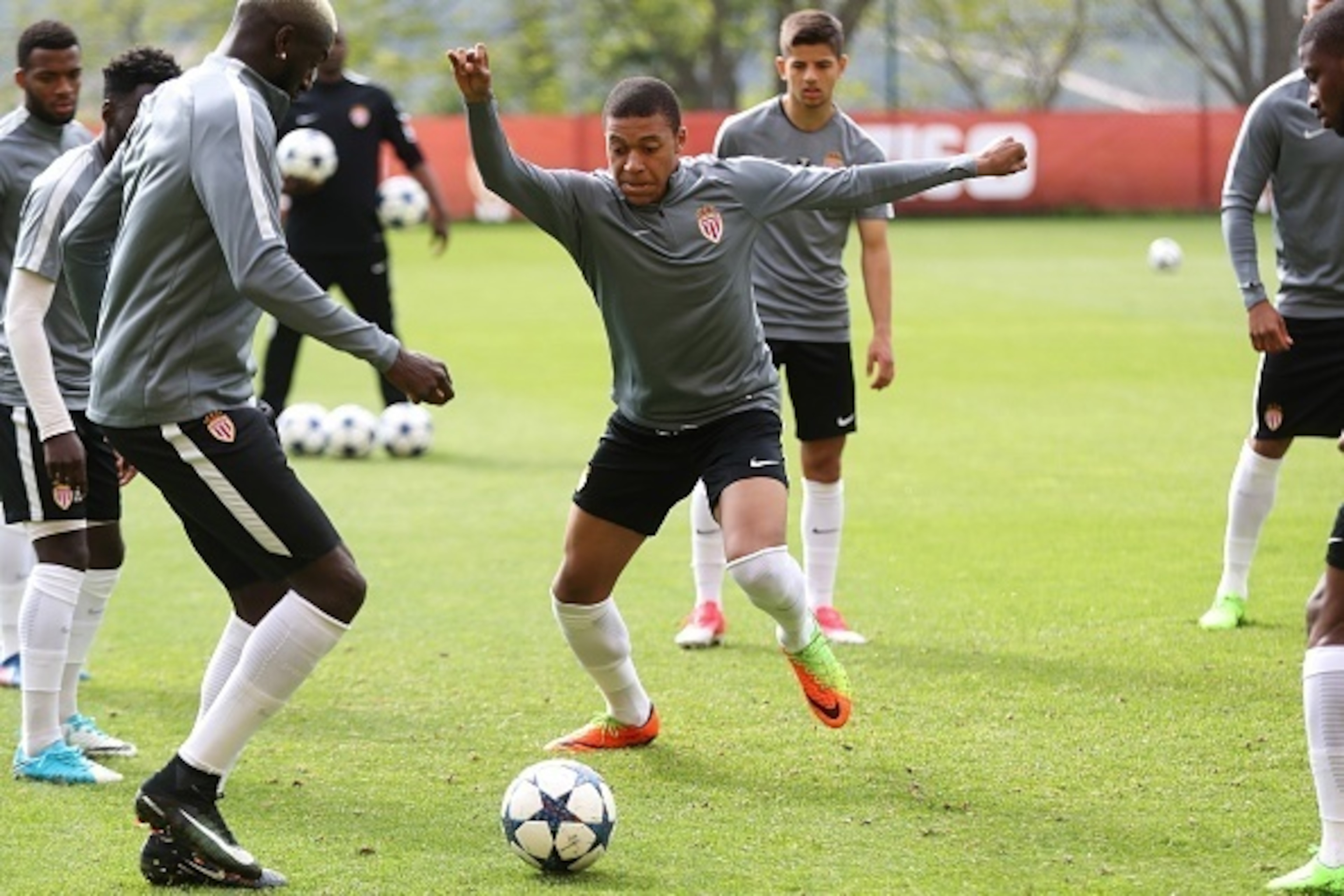 Monaco's French forward Kylian Mbappe Lottin takes part in a training session at the Louis II stadium in Monaco on April 18, 2017, on the eve of their UEFA Champions League football match Monaco against Dortmund. / AFP PHOTO / VALERY HACHE        (Photo c