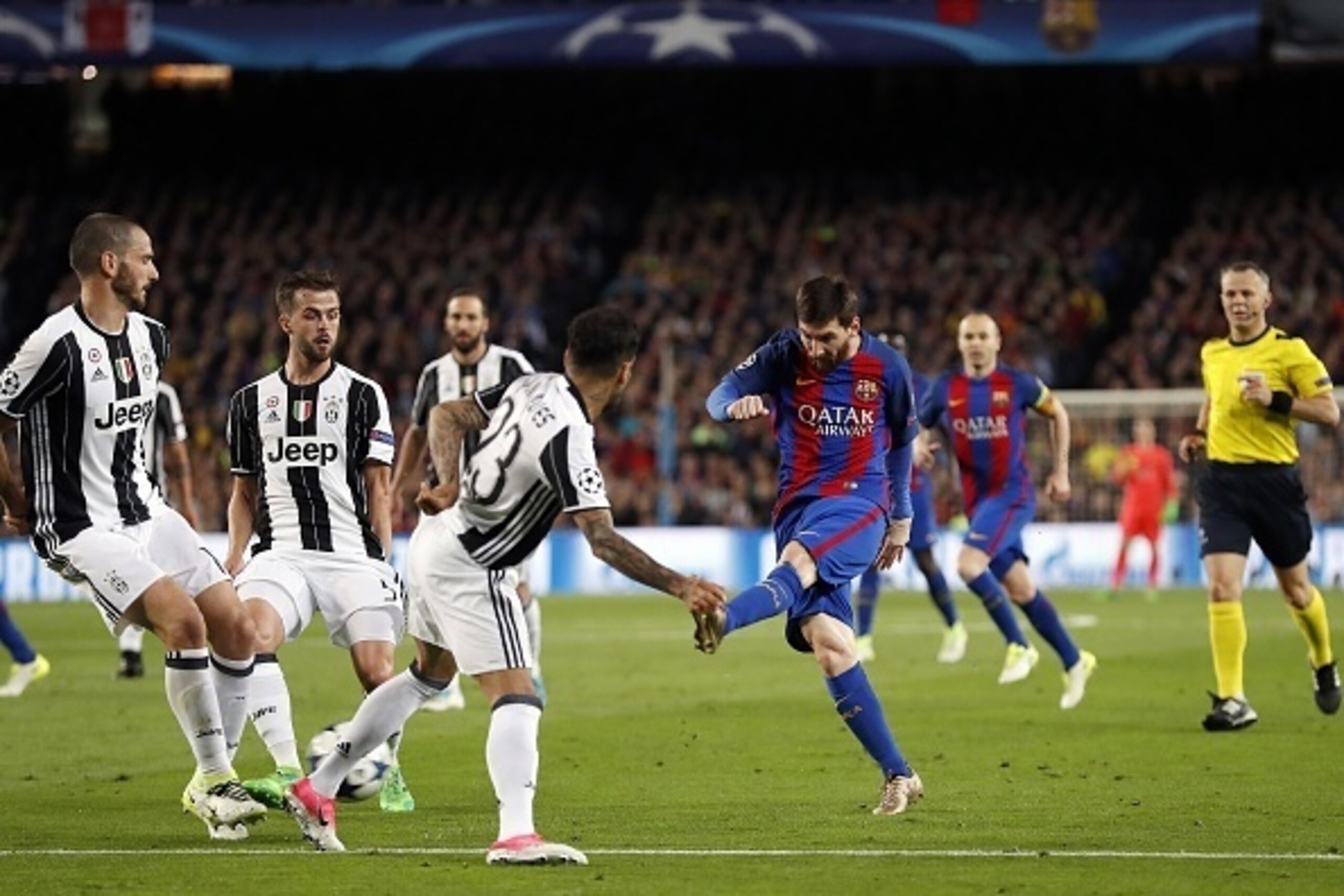 (L-R) Leonardo Bonucci of Juventus FC, Miralem Pjanic of Juventus FC, Dani Alves of Juventus FC, Lionel Messi of FC Barcelona, Andres Iniesta of FC Barcelona, referee Bjorn Kuipersduring the UEFA Champions League quarter final match between FC Barcelona a