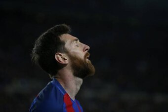 Barcelona's Argentinian forward Lionel Messi grimaces during the UEFA Champions League quarter-final second leg football match FC Barcelona vs Juventus at the Camp Nou stadium in Barcelona on April 19, 2017. / AFP PHOTO / Marco BERTORELLO        (Photo cr