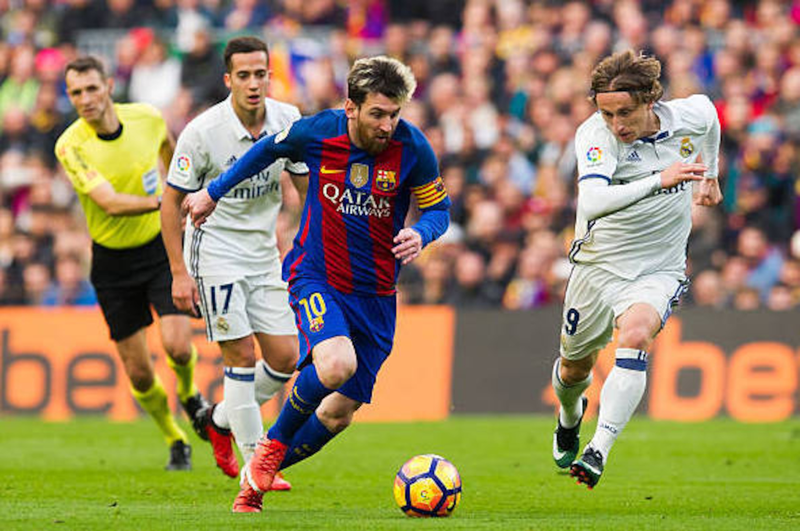 BARCELONA, SPAIN - DECEMBER 03:  Lionel Messi (L) of FC Barcelona conducts the ball next to Luka Modric (R) of Real Madrid CF during the La Liga match between FC Barcelona and Real Madrid CF at Camp Nou stadium on December 3, 2016 in Barcelona, Spain.  (P