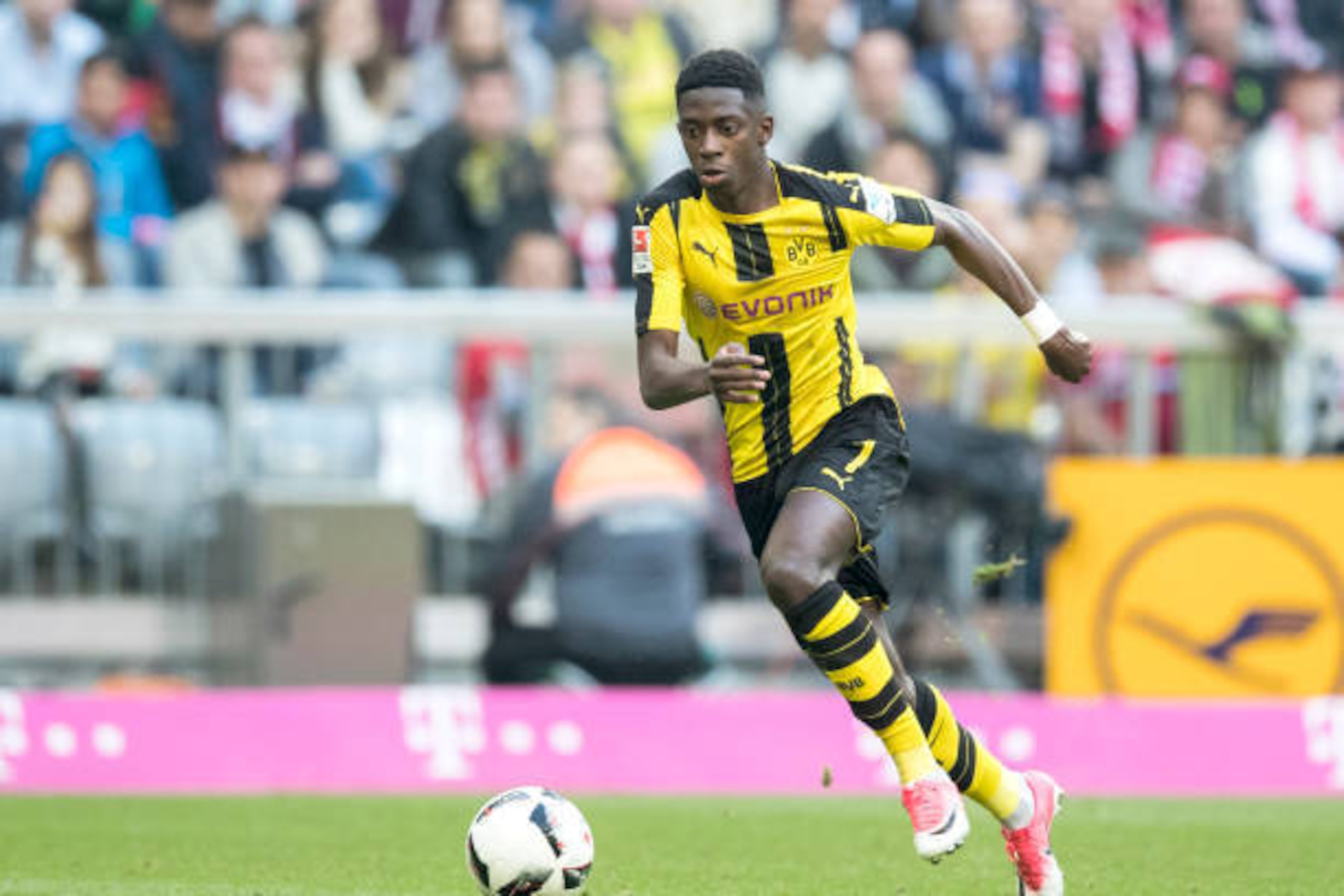 MUNICH, GERMANY - APRIL 08:  Ousmane Dembele of Borussia Dortmund runs with the ball during the Bundesliga match between Bayern Muenchen and Borussia Dortmund at Allianz Arena on April 8, 2017 in Munich, Germany.  (Photo by Boris Streubel/Getty Images)