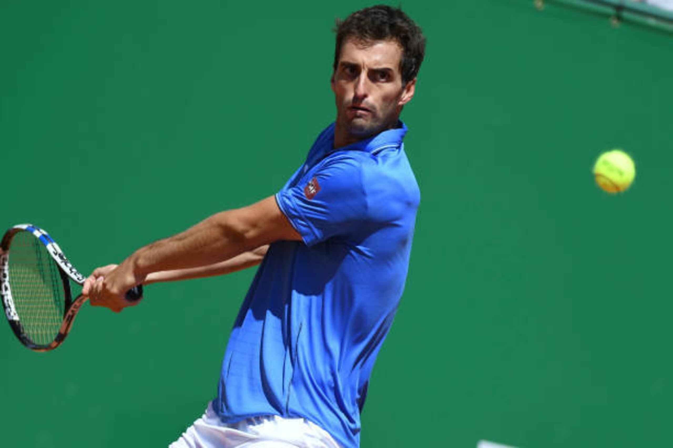 Spains  Albert Ramos-Vinolas hits a return to Britain's Andy Murray during their Monte-Carlo ATP Masters Series tennis tournament on April 20, 2017 in Monaco. / AFP PHOTO / Yann COATSALIOU        (Photo credit should read YANN COATSALIOU/AFP/Getty Images)