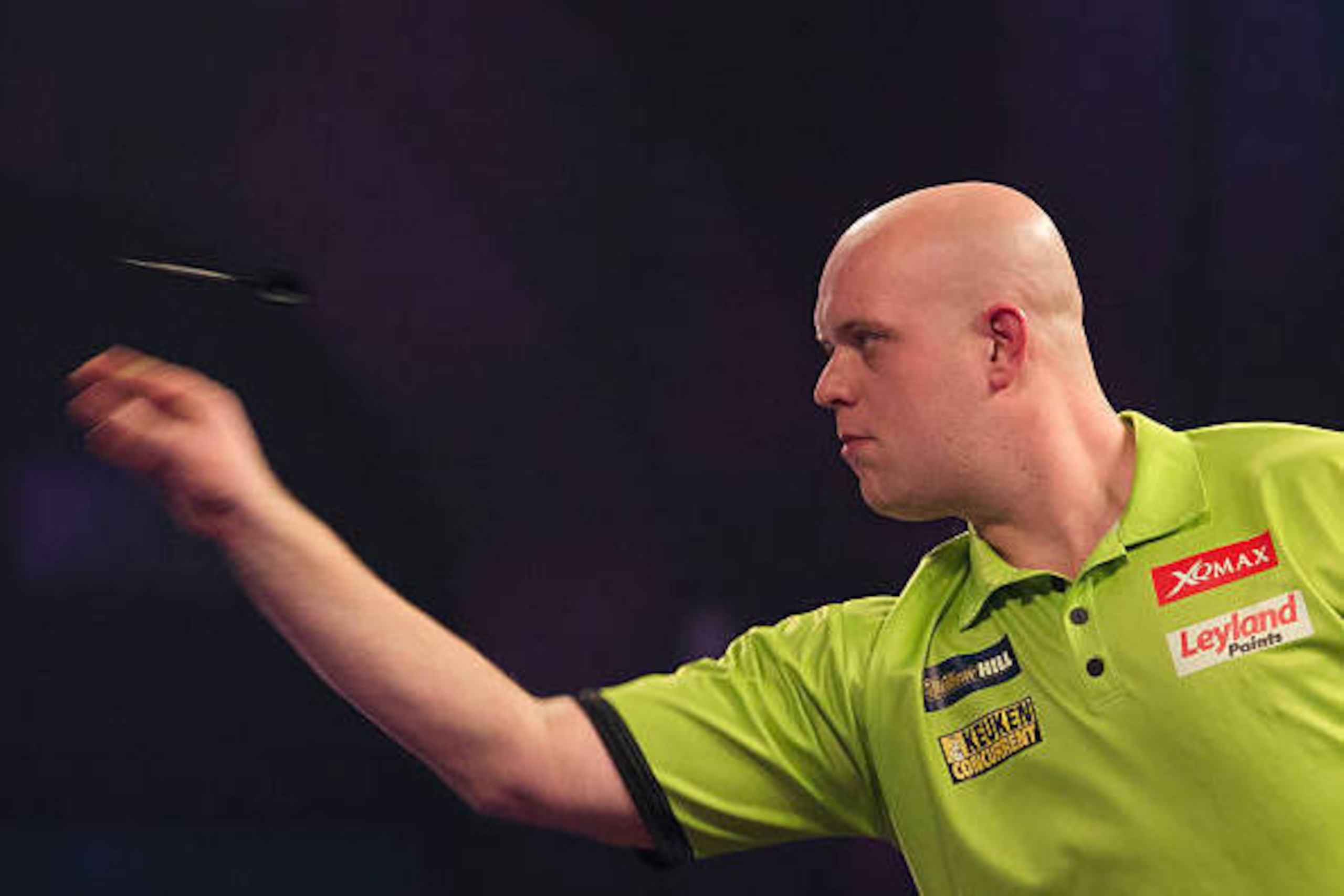 Netherlands' Michael van Gerwen throws during the PDC World Championship darts final against Scotland's Gary Anderson at Alexandra Palace in north London on January 2, 2017. / AFP / DANIEL LEAL-OLIVAS        (Photo credit should read DANIEL LEAL-OLIVAS/AF