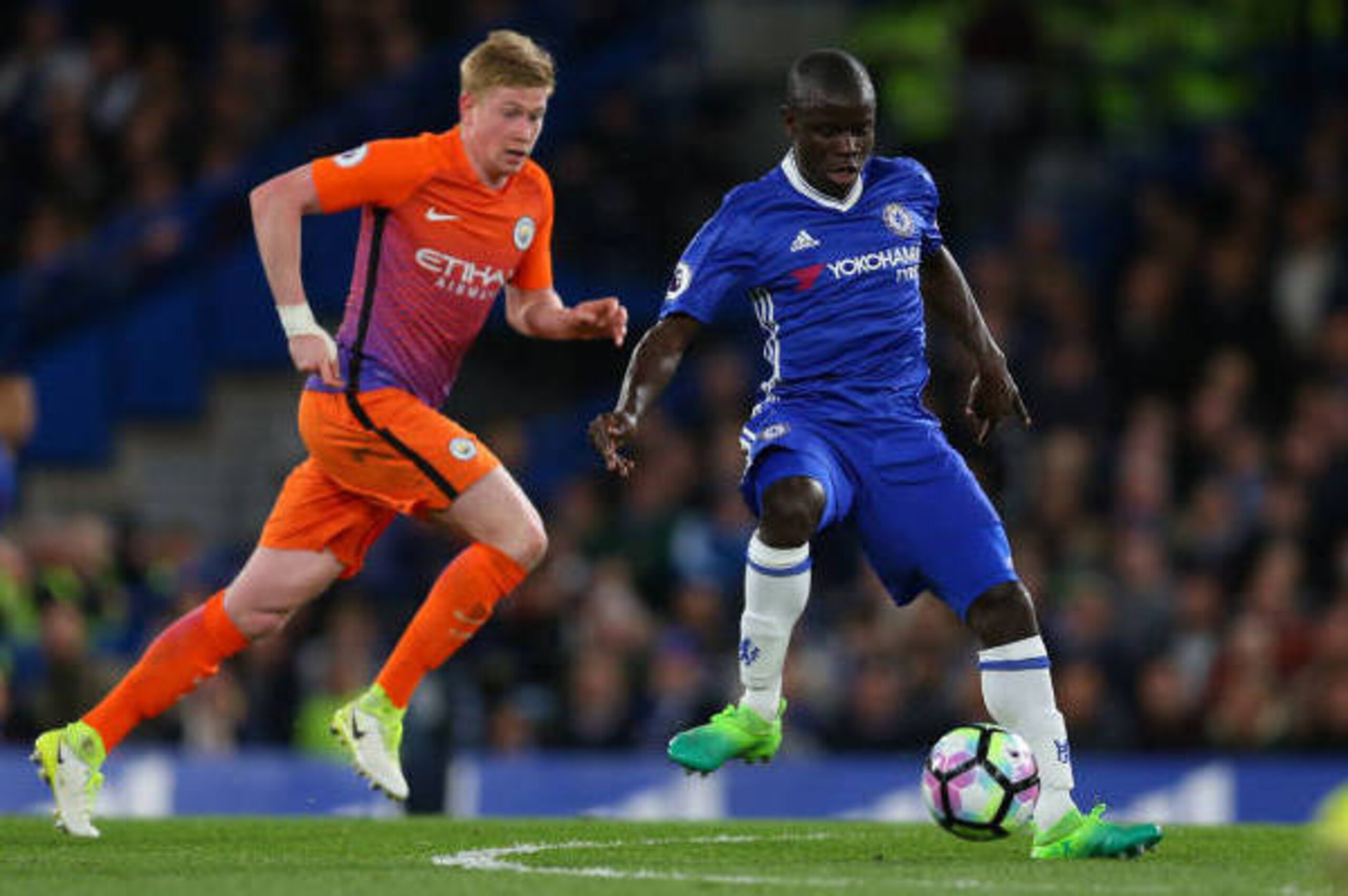 LONDON, ENGLAND - APRIL 05: N'golo Kante of Chelsea gets away from Kevin De Bruyne of Manchester City during the Premier League match between Chelsea and Manchester City at Stamford Bridge on April 5, 2017 in London, England. (Photo by Catherine Ivill - A