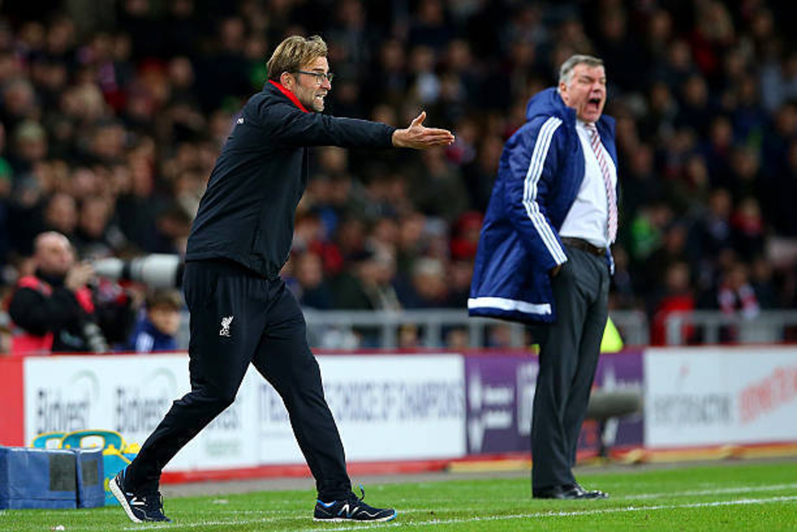 SUNDERLAND, ENGLAND - DECEMBER 30:  Jurgen Klopp, manager of Liverpool and Sam Allardyce, manager of Sunderland issue instructions to their players during the Barclays Premier League match between Sunderland and Liverpool at Stadium of Light on December 3
