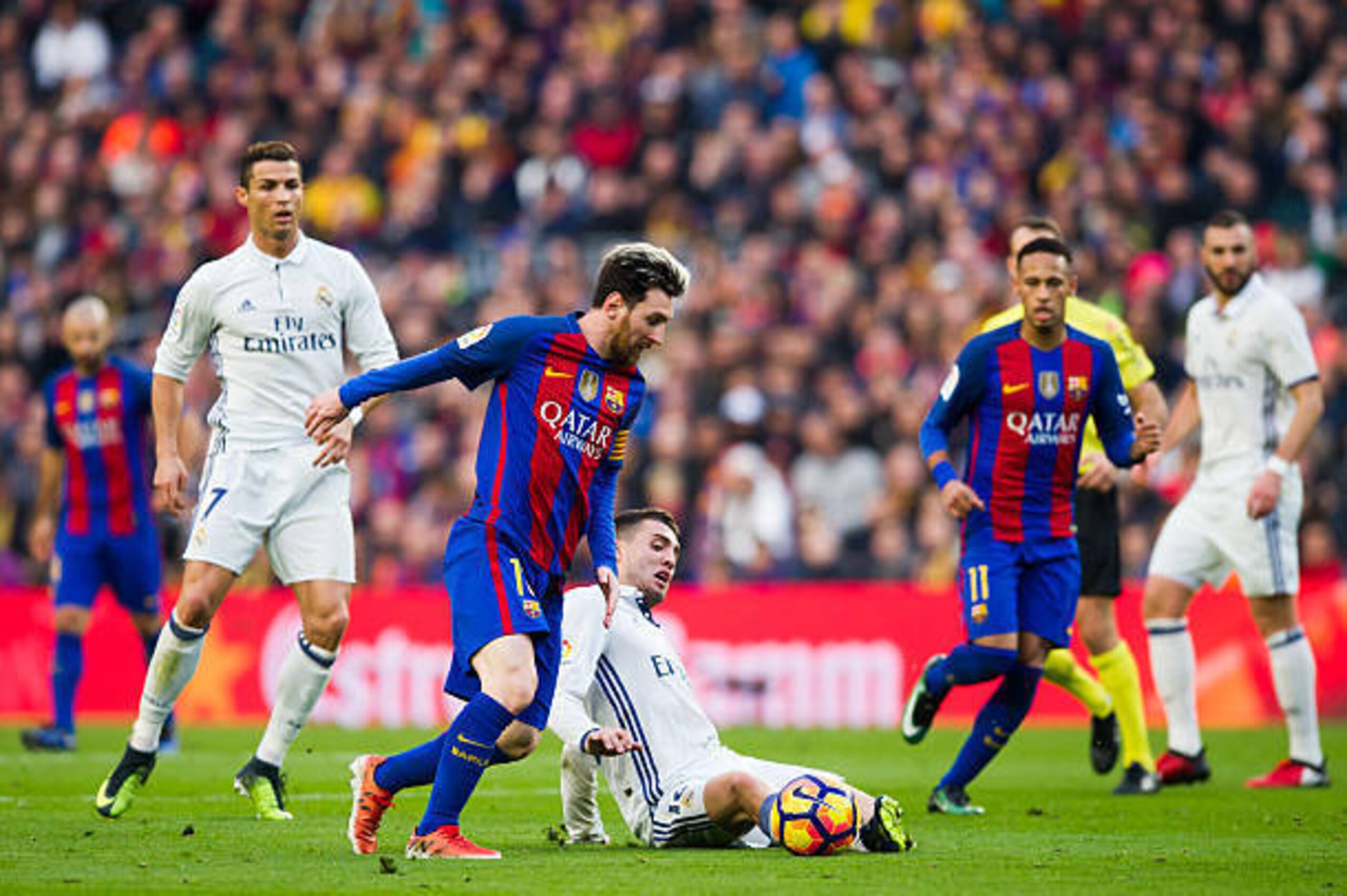BARCELONA, SPAIN - DECEMBER 03: Lionel Messi of FC Barcelona fights for the ball with Mateo Kovacic of Real Madrid CF during the La Liga match between FC Barcelona and Real Madrid CF at Camp Nou stadium on December 3, 2016 in Barcelona, Spain. (Photo by BARCELONA, SPAIN - DECEMBER 03: Lionel Messi of FC Barcelona fights for the ball with Mateo Kovacic of Real Madrid CF during the La Liga match between FC Barcelona and Real Madrid CF at Camp Nou stadium on December 3, 2016 in Barcelona, Spain. (Photo by