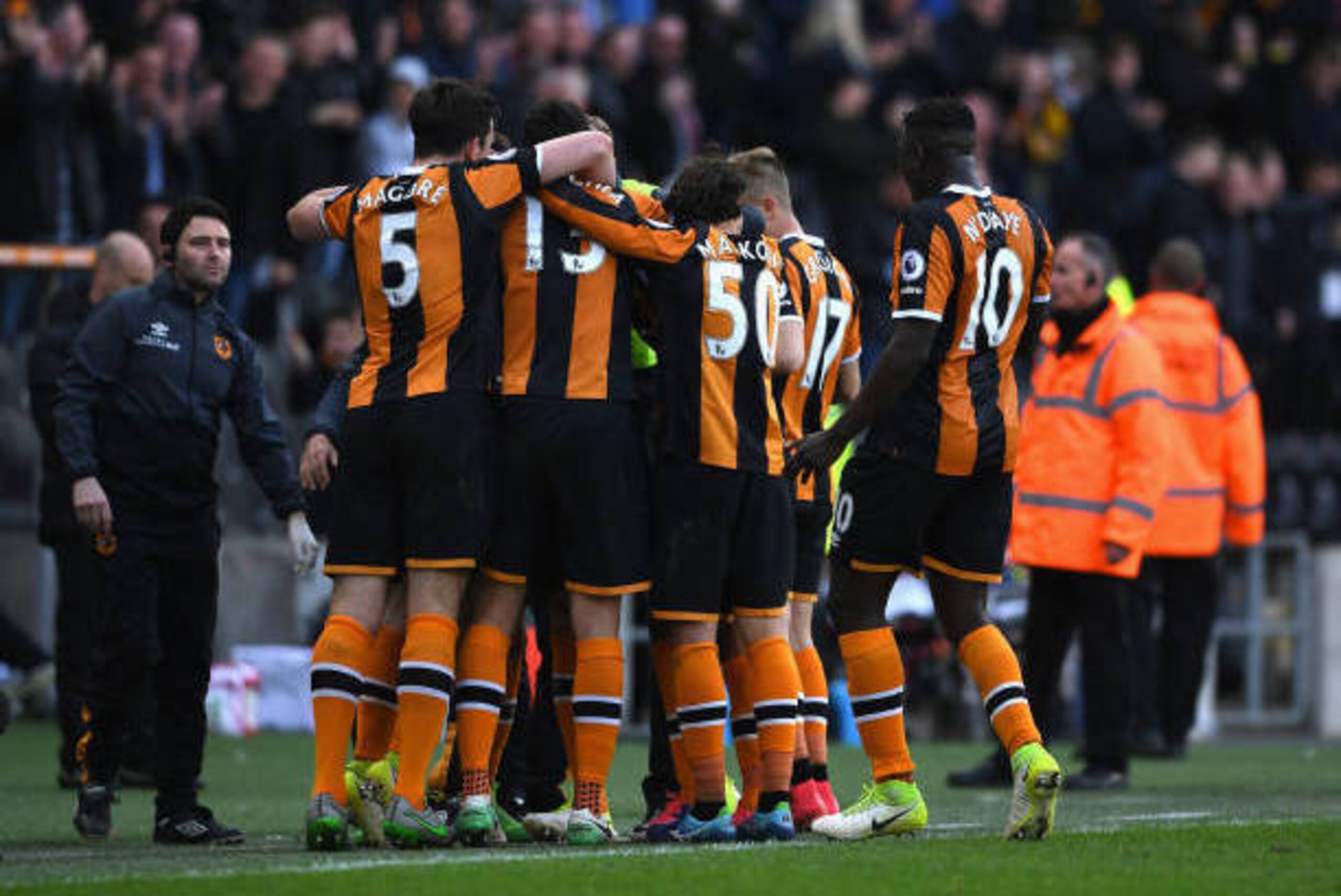 HULL, ENGLAND - APRIL 22: Sam Clucas of Hull City (Not Pictured) celebrates with team mates after scoring his sides second goal during the Premier League match between Hull City and Watford at the KCOM Stadium on April 22, 2017 in Hull, England.  (Photo b