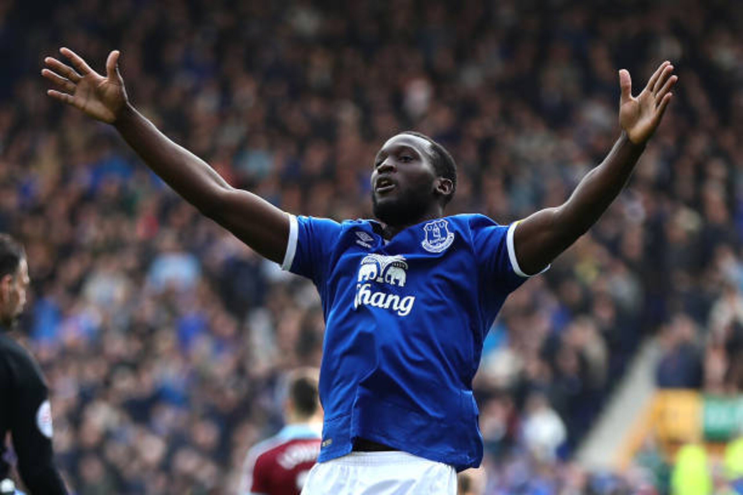 LIVERPOOL, ENGLAND - APRIL 15:  Romelu Lukaku of Everton celebrates scoring his team's third goal to make the score 3-1 during the Premier League match between Everton and Burnley at Goodison Park on April 15, 2017 in Liverpool, England.  (Photo by Chris 