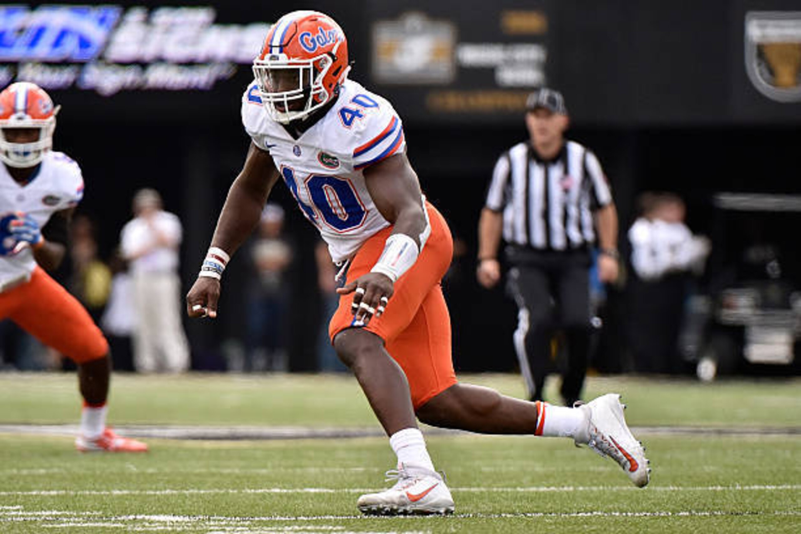 NASHVILLE, TN - OCTOBER 01:  Jarrad Davis #40 of the University of Florida Gators plays against the Vanderbilt Commodores at Vanderbilt Stadium on October 1, 2016 in Nashville, Tennessee.  (Photo by Frederick Breedon/Getty Images)