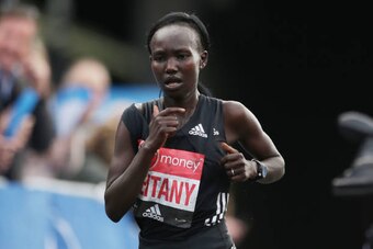 Kenya's Mary Keitany runs during the women's elite race at the London marathon on April 23, 2017 in London.
Kenya's Mary Keitany won a third London Marathon today posting an unofficial time of 2hrs 17min 01sec -- the fastest time in a women-only marathon.