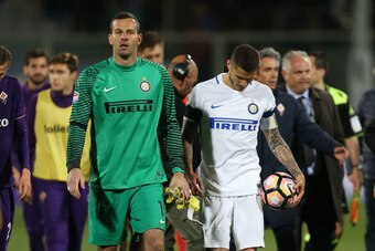 FLORENCE, ITALY - APRIL 22: Mauro Icardi of FC Internazionale shows his dejection during the Serie A match between ACF Fiorentina v FC Internazionale at Stadio Artemio Franchi on April 22, 2017 in Florence, Italy.  (Photo by Gabriele Maltinti/Getty Images