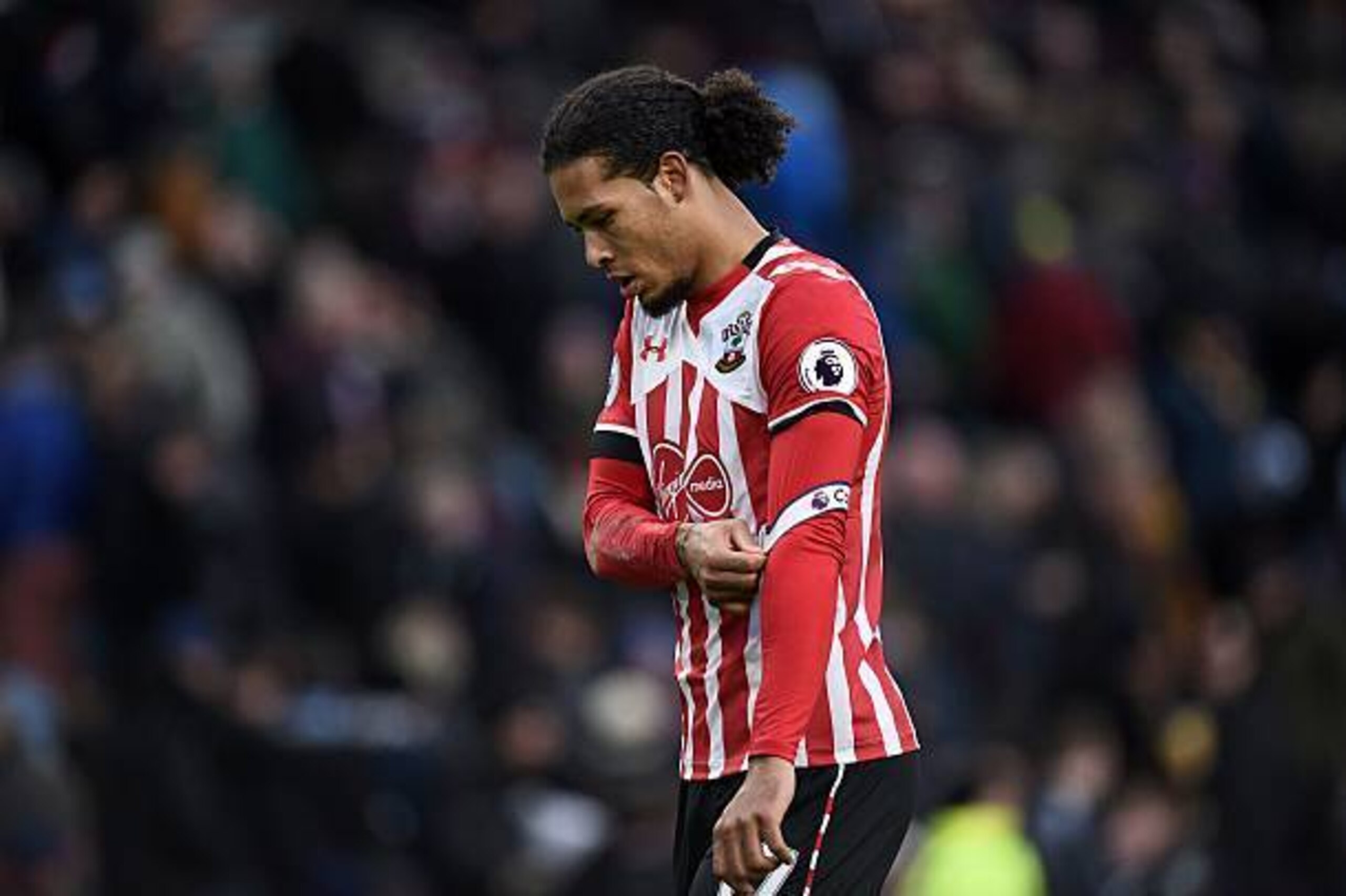 Southampton's Dutch defender Virgil van Dijk walks from the pitch at half time in the English Premier League football match between Burnley and Southampton at Turf Moor in Burnley, north west England on January 14, 2017. / AFP / Oli SCARFF / RESTRICTED TO