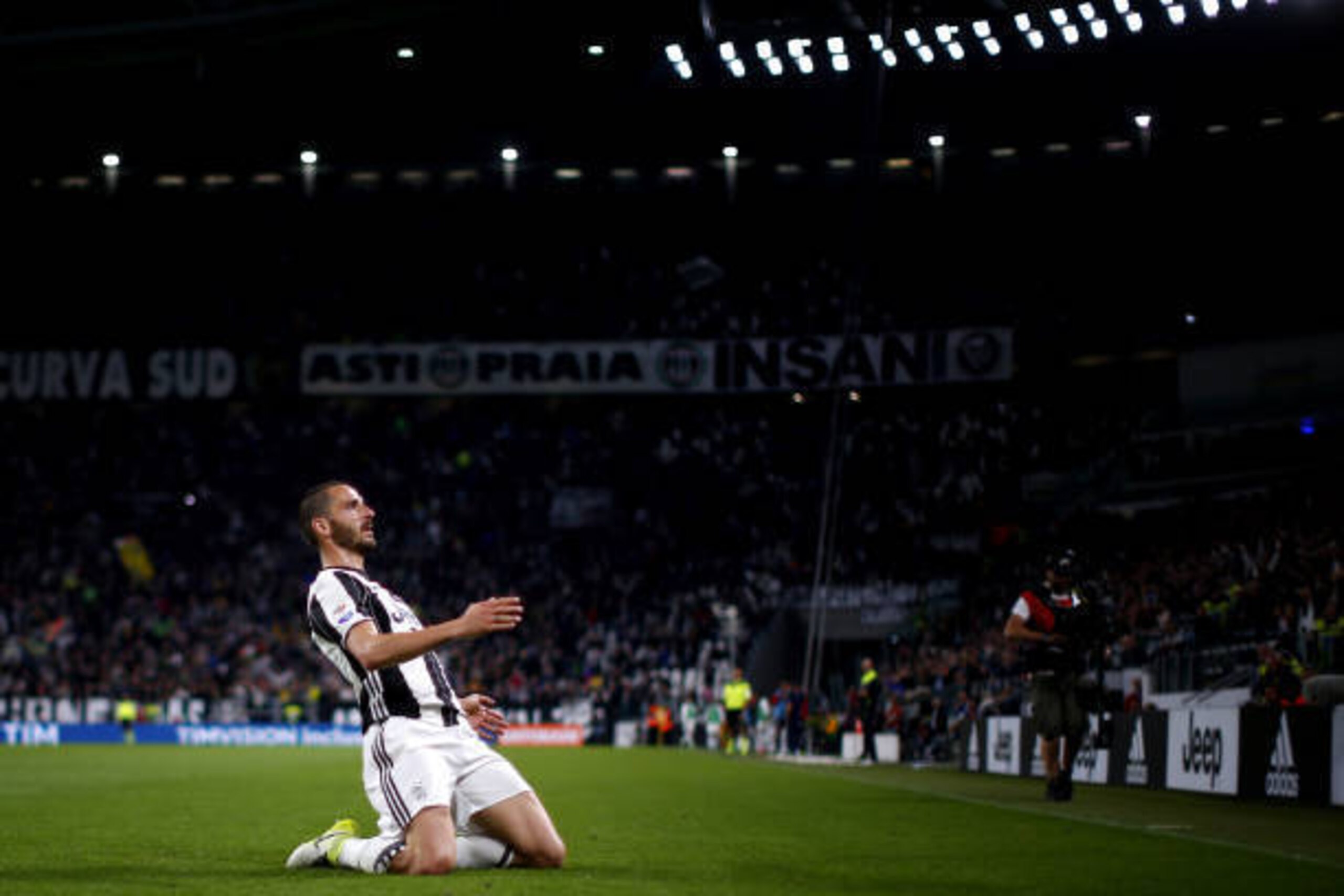 Juventus' defender Leonardo Bonucci celebrates after scoring during the Italian Serie A football match Juventus Vs Genoa on April 23, 2017 at the 'Juventus Stadium' in Turin.  / AFP PHOTO / Marco BERTORELLO        (Photo credit should read MARCO BERTORELL