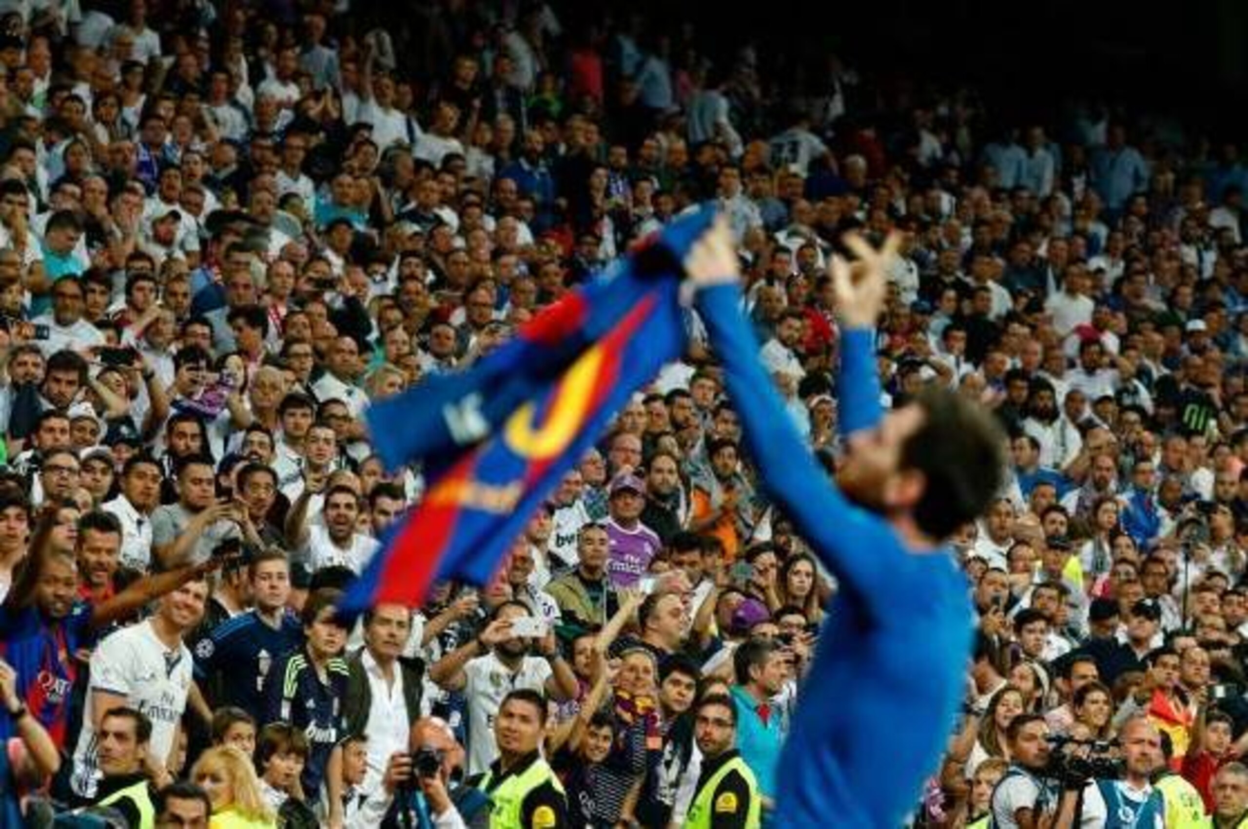 Barcelona's Argentinian forward Lionel Messi celebrates after scoring during the Spanish league Clasico football match Real Madrid CF vs FC Barcelona at the Santiago Bernabeu stadium in Madrid on April 23, 2017. / AFP PHOTO / OSCAR DEL POZO (Photo Barcelona's Argentinian forward Lionel Messi celebrates after scoring during the Spanish league Clasico football match Real Madrid CF vs FC Barcelona at the Santiago Bernabeu stadium in Madrid on April 23, 2017. / AFP PHOTO / OSCAR DEL POZO (Photo