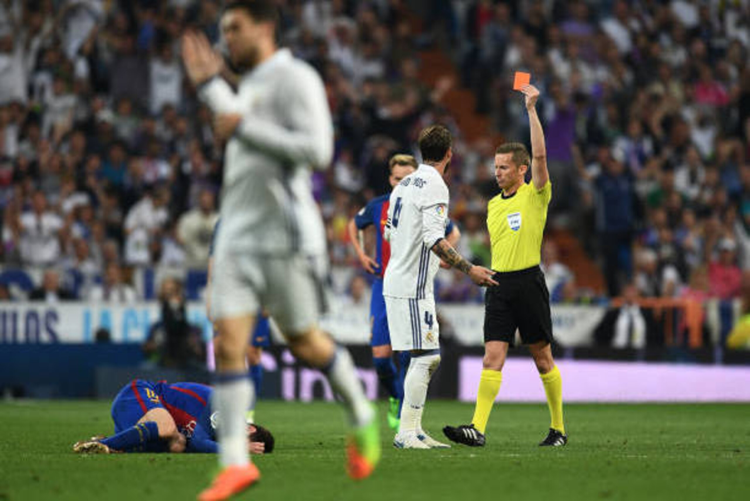 MADRID, SPAIN - APRIL 23: Sergio Ramos of Real Madrid is sent off by referee Alejandro Jose Hernandez Hernandez after a foul on Lionel Messi of Barcelona (L) during the La Liga match between Real Madrid CF and FC Barcelona at Estadio Bernabeu on April 23 MADRID, SPAIN - APRIL 23: Sergio Ramos of Real Madrid is sent off by referee Alejandro Jose Hernandez Hernandez after a foul on Lionel Messi of Barcelona (L) during the La Liga match between Real Madrid CF and FC Barcelona at Estadio Bernabeu on April 23