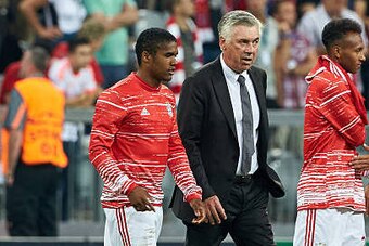 Munich, Germany 13.09.2016, UEFA Champions League - 2016/17 Season, Group D - Matchday 1,  FC Bayern Muenchen - FK Rostov,  Douglas Costa (FCB) und Trainer Carlo Ancelotti (FCB)  (Photo by TF-Images/Getty Images)