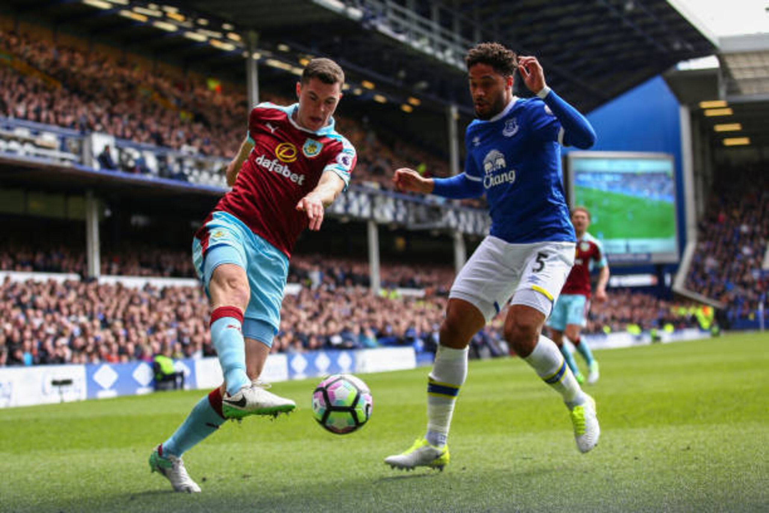 LIVERPOOL, ENGLAND - APRIL 15: Michael Keane of Burnley and Ashley Williams of Everton during the Premier League match between Everton and Burnley at Goodison Park on April 15, 2017 in Liverpool, England. (Photo by Robbie Jay Barratt - AMA/Getty Images)